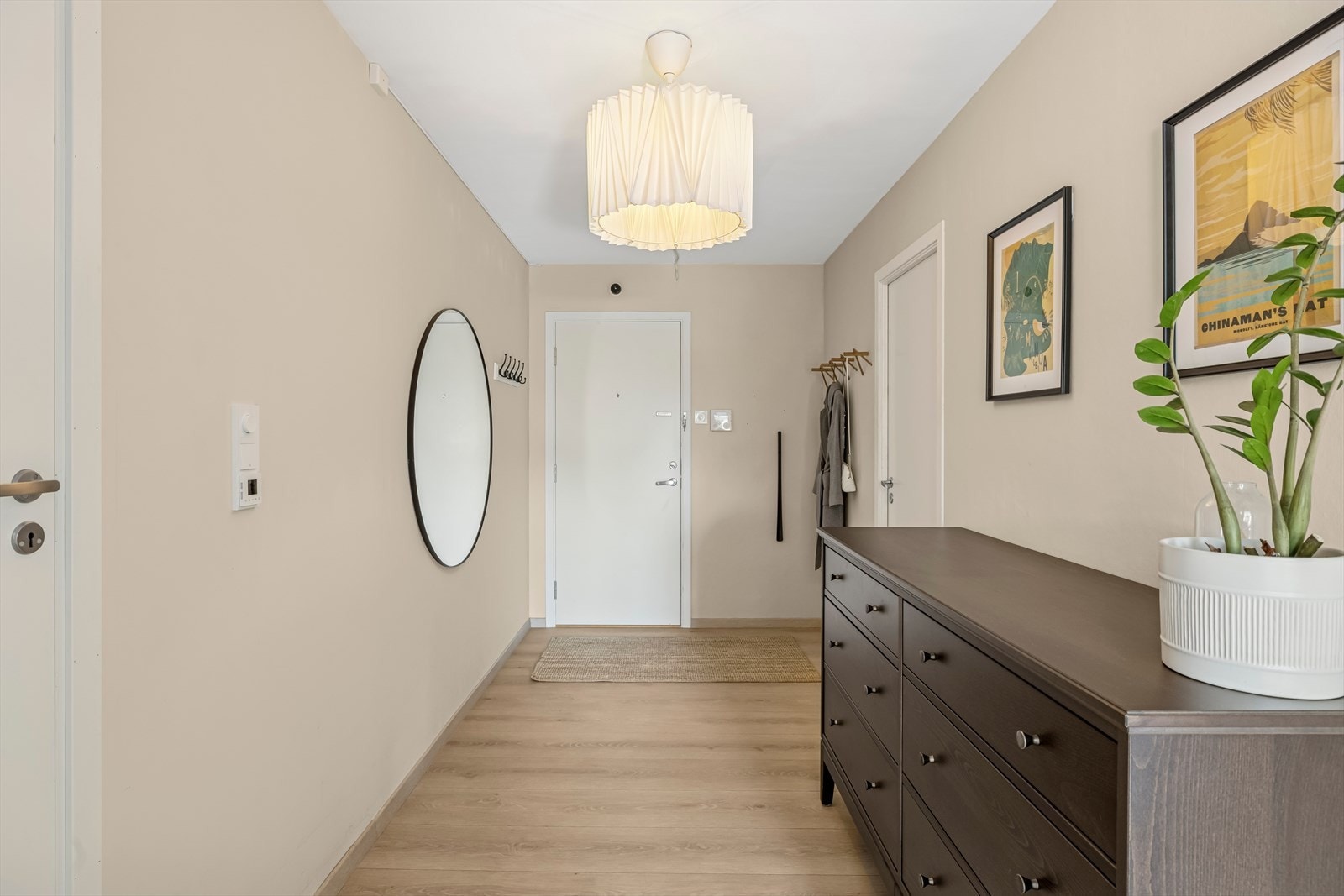 Her ønskes du velkommen inn til en lys, romslig og imøtekommende entré som setter tonen for resten av boligen. God plass til både yttertøy og sko. Galleribilde