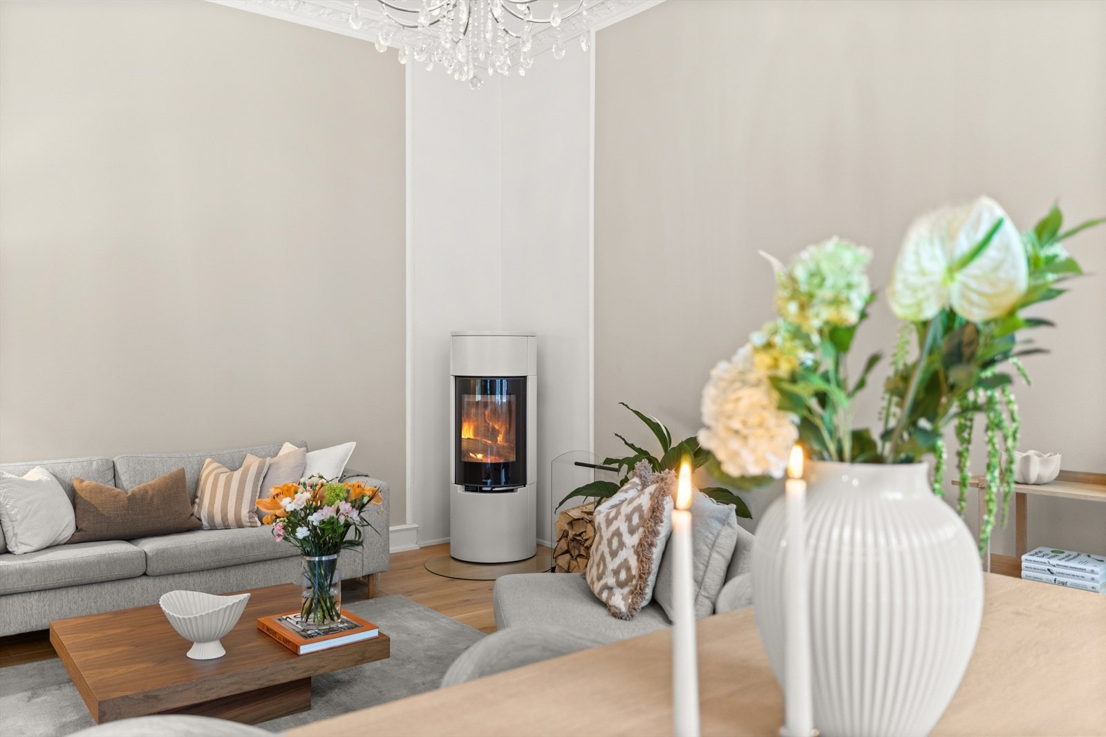 Tidligere vegg mellom stue og kjøkken ble revet i 2023 for åpen stue- og kjøkkenløsning. Galleribilde