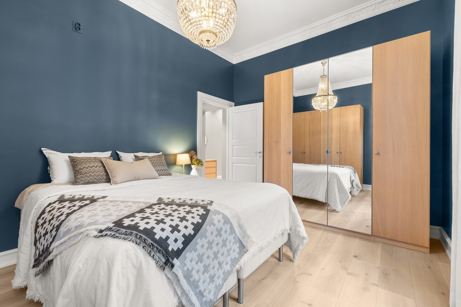 Rikelig med oppbevaringsplass i flere garderobeskap. Galleribilde