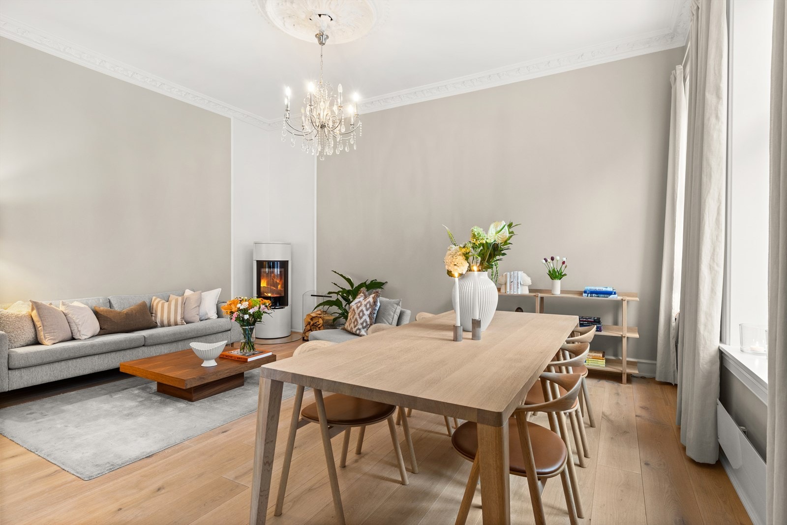 I stue er det god plass til stor spisegruppe. Galleribilde