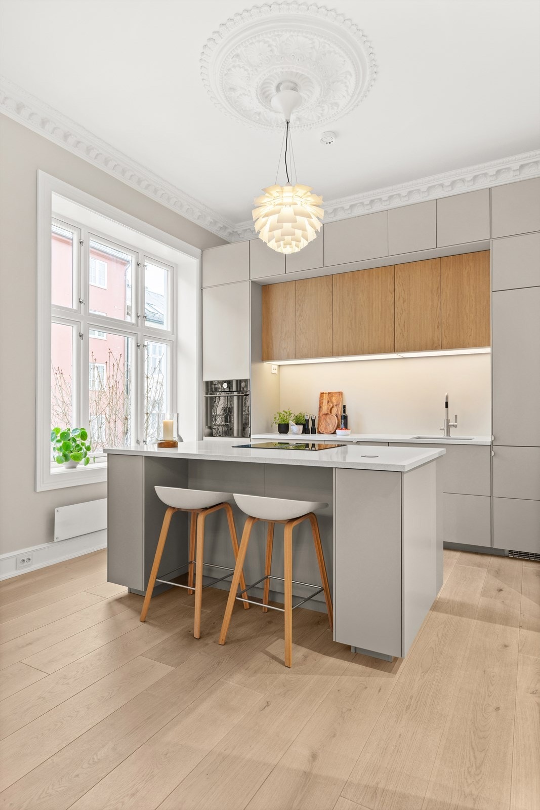 Kjøkkenet har praktisk kjøkkenøy med sitteplasser og oppbevaringsplass. Galleribilde