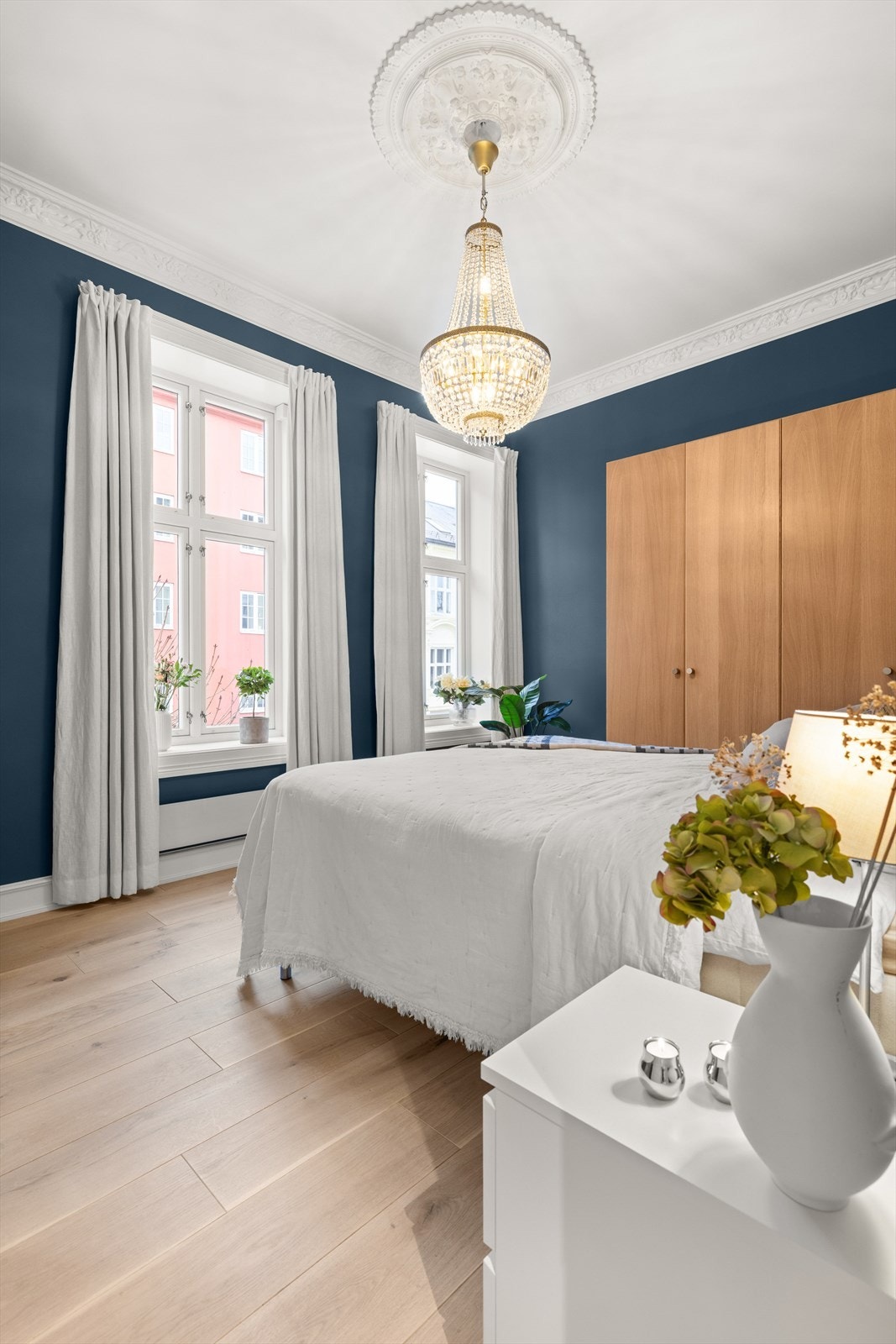 Rommet har rikelig med naturlig lysinnslipp. Galleribilde