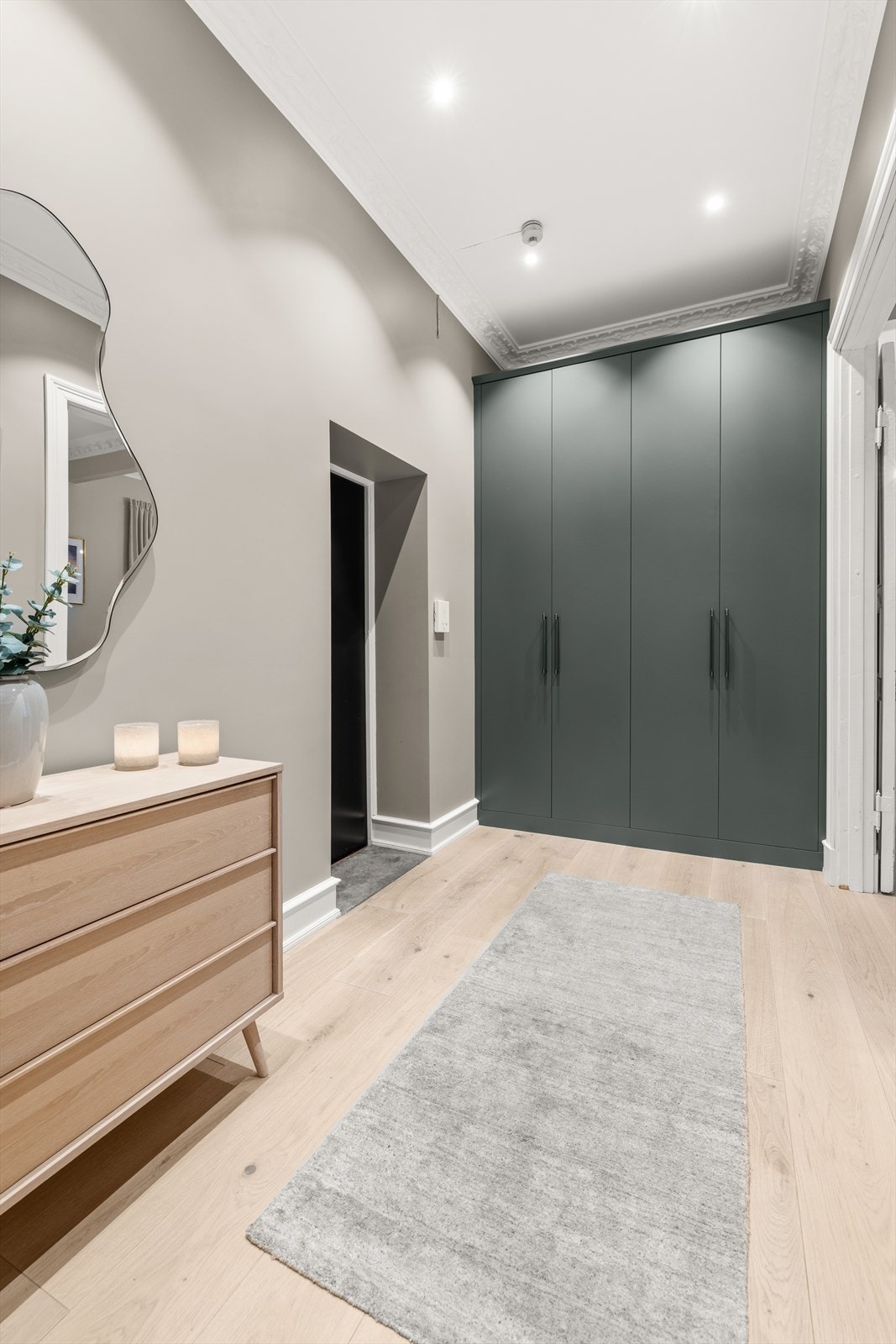 Entrè med snekkerbygd garderobeskap fra JH- interiør og og eksklusive håndtak. Her er det god plass til oppbevaring av sko og yttertøy. Galleribilde