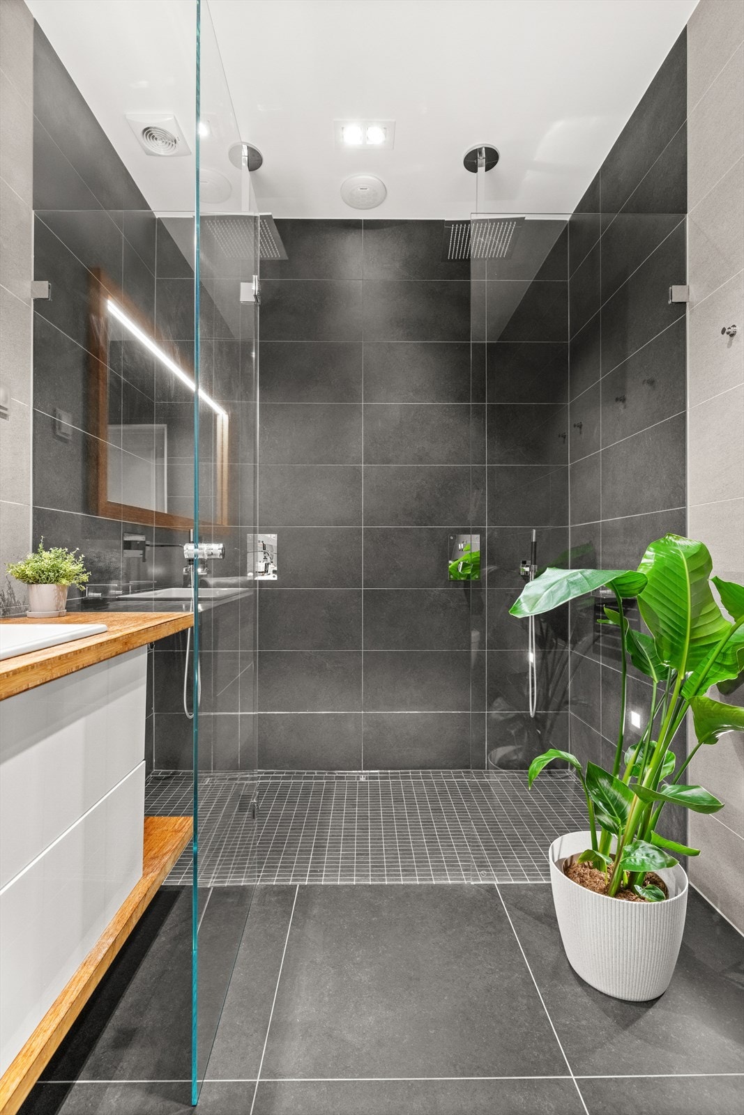 Badet har stor dusjsone med dobbel regnfallsdusj. Her kan spaopplevelsen nytes til det fulle. Det er også opplegg for Sonos lydsystem med integrert BOSE høyttaler. Galleribilde