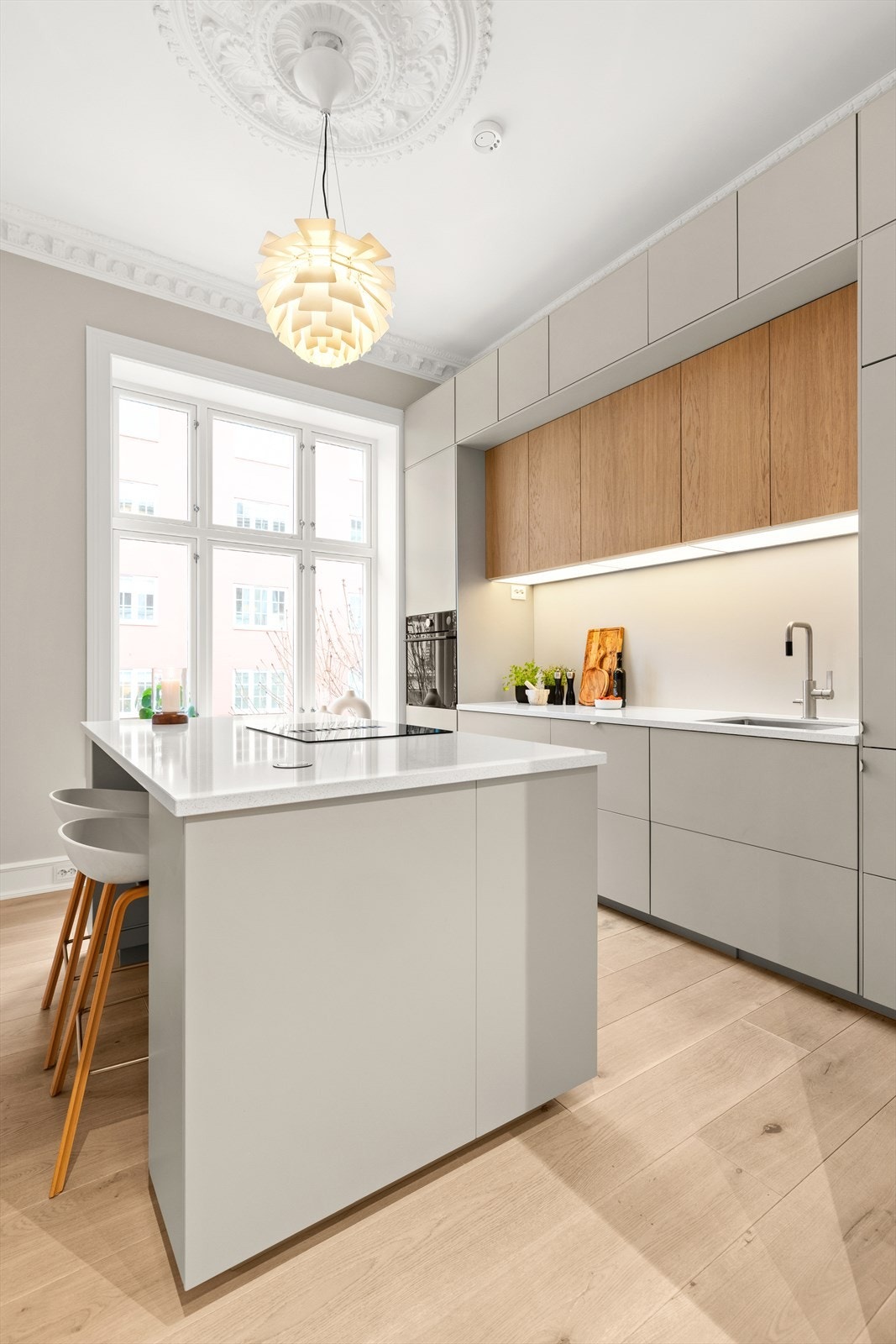 Store vindusflater gir gode lys- og solforhold. Galleribilde