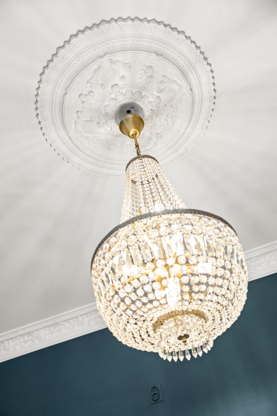 Lekker rosett og lysekrone. Det ble også lagt ny gipsstukkatur på soverommet i 2023. Galleribilde