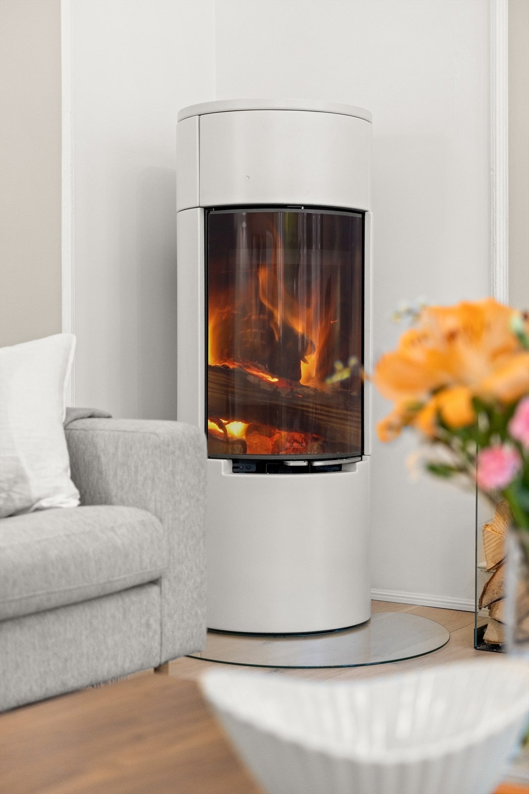 Peis i stue gir en lun og hyggelig atmosfære. Ny peisovn ble montert i 2023. Galleribilde