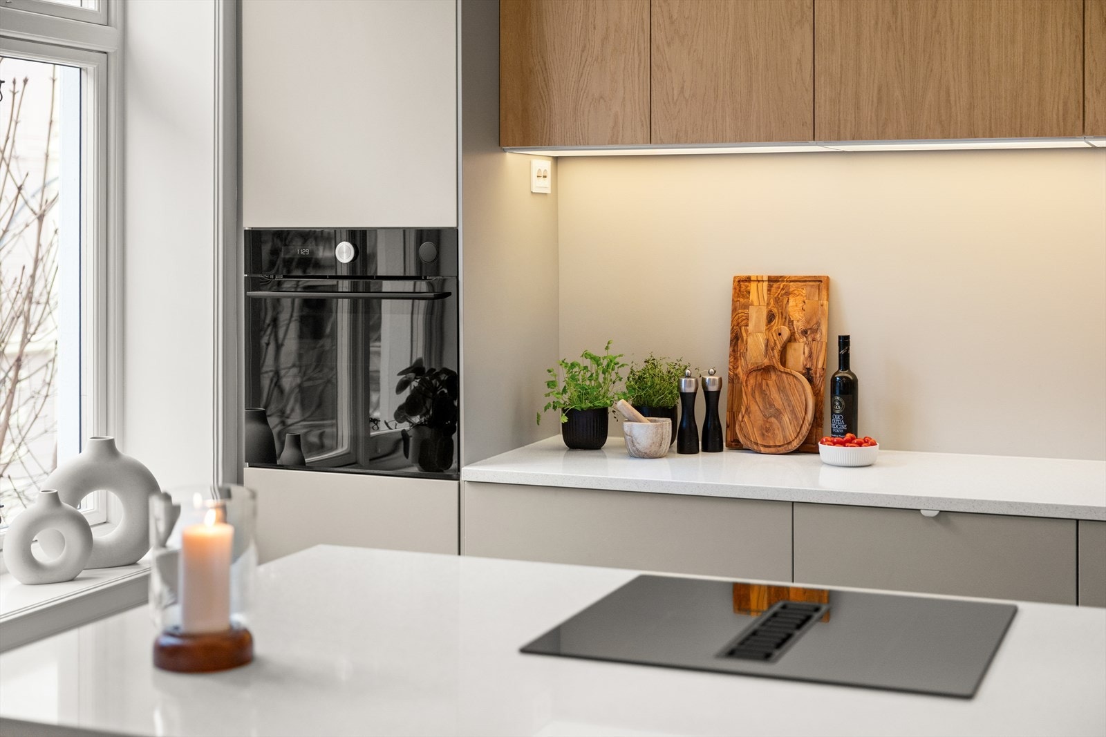 Kjøkkenet har integrerte hvitevarer av høy kvalitet. Det er integrert kjøl/fryseskap, oppvaskmaskin og induksjonstopp med integrert ventilator. Galleribilde