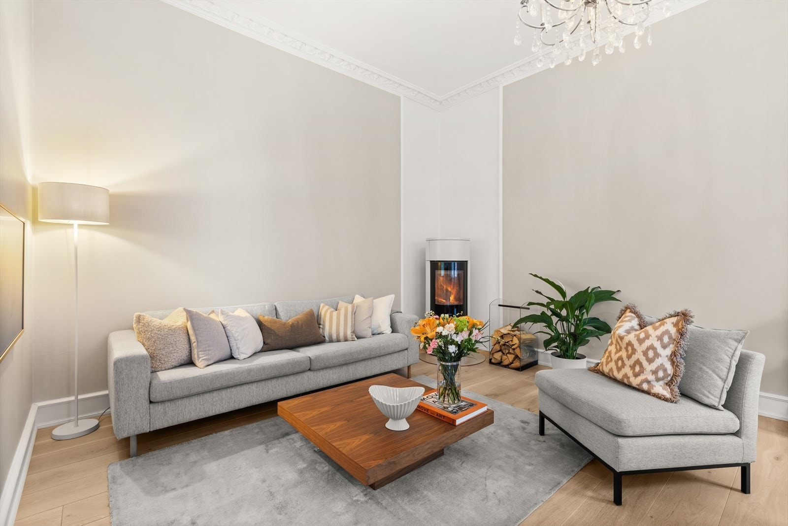 Det er fin plass til egen sofakrok i stue. Galleribilde