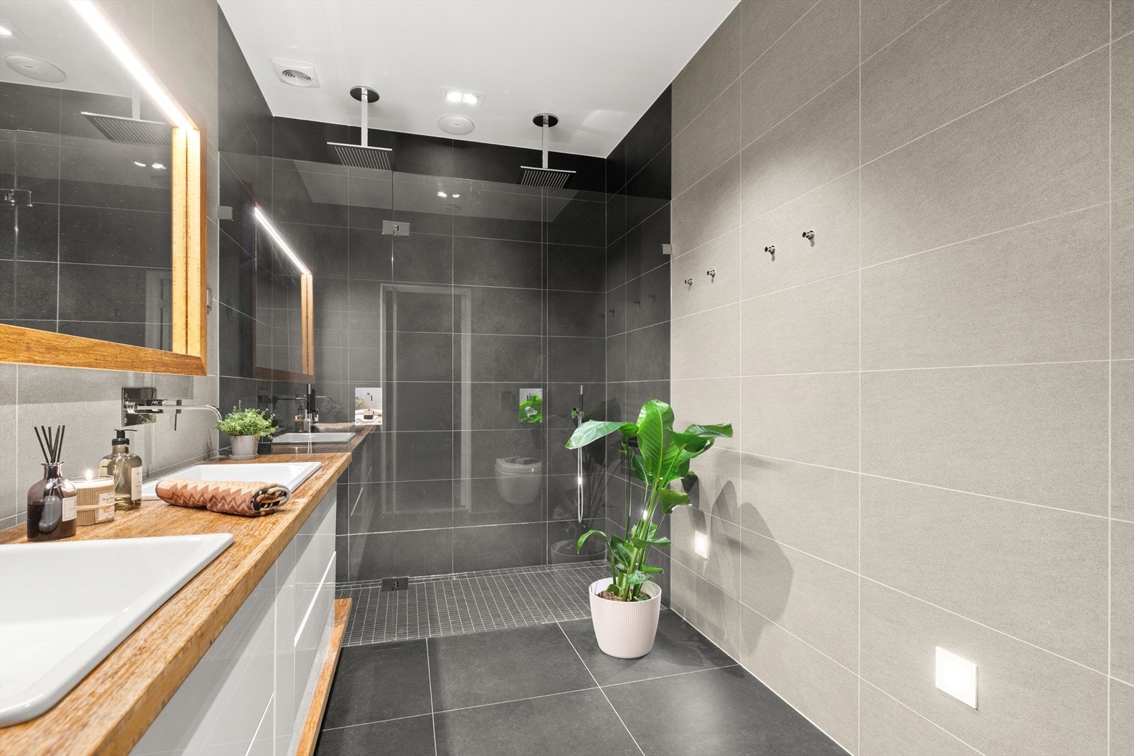 Delikat og romslig bad fra 2015 med fine overflater og lekre detaljer. Galleribilde