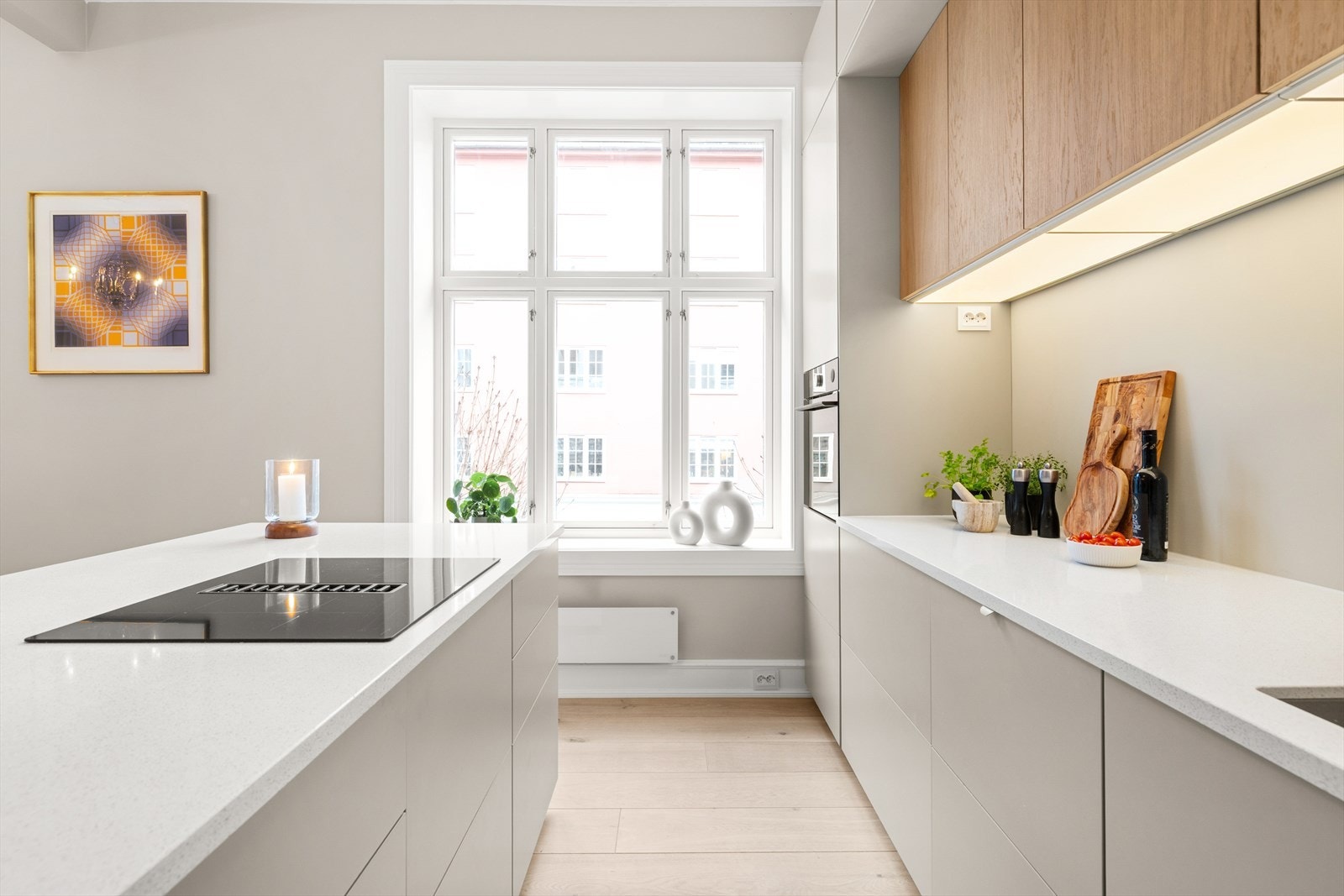 Eksklusive materialvalg er gjennomgående, kjøkkenet har benkeplate i stein. Galleribilde