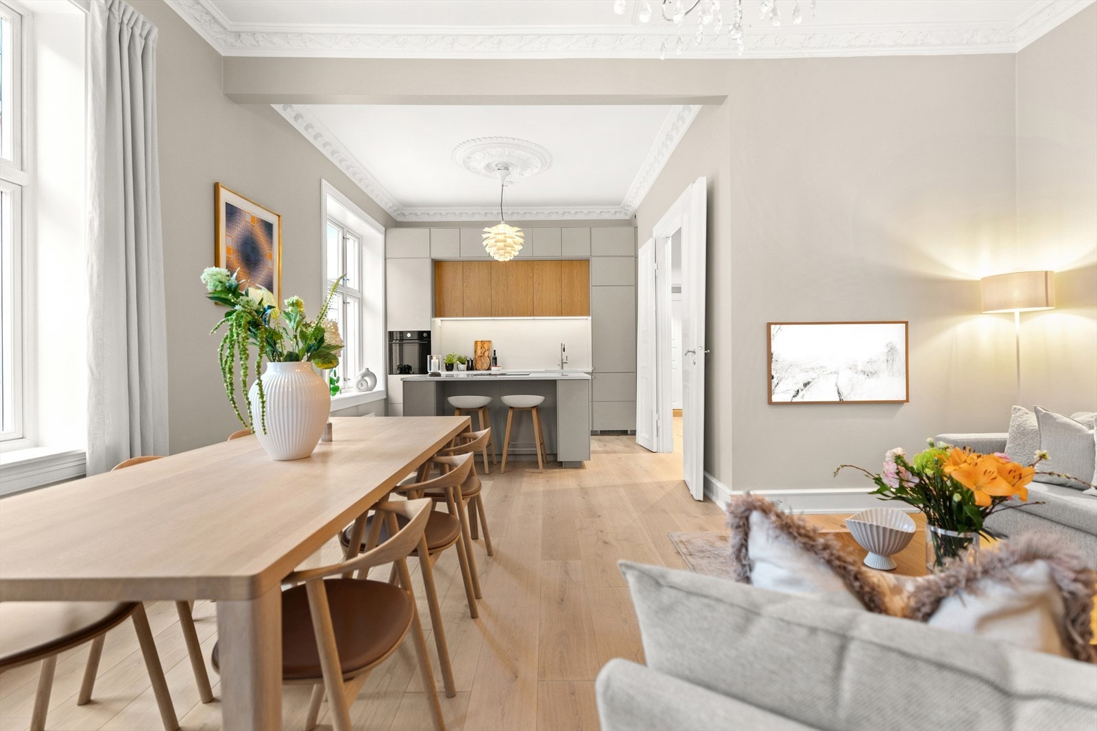 Her får kjøper blant annet gleden av klassiske detaljer som stukkatur, rosett, doble fløydører og dype vinduskarmer. Galleribilde