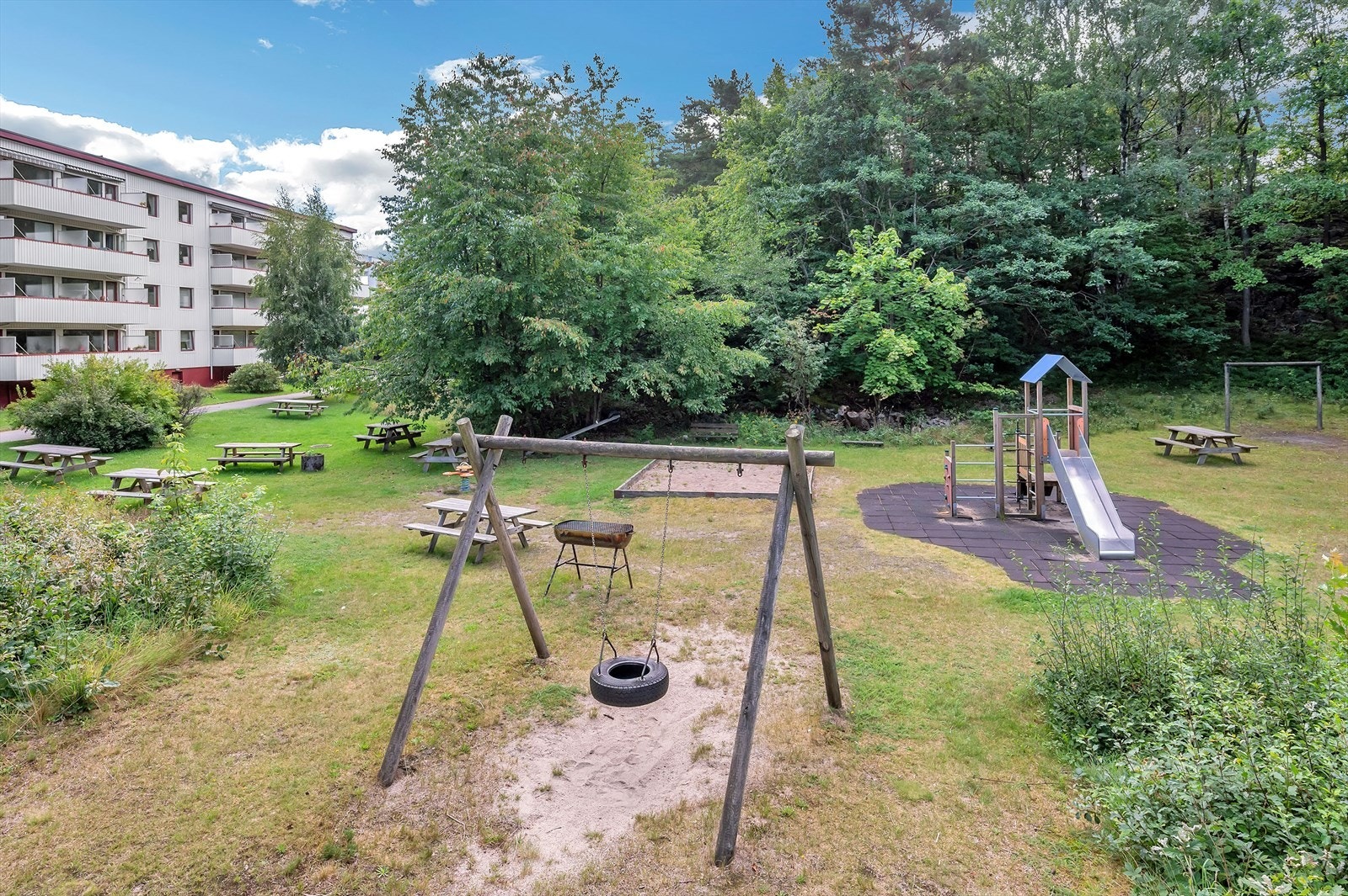 Leiligheten ligger i et veletablert, rolig og barnevennlig boligområde i en blindgate sentralt i Vågsbygd. Skoler i alle klassetrinn og barnehager i nærområdet. Det er også lekeplass like ved. Galleribilde