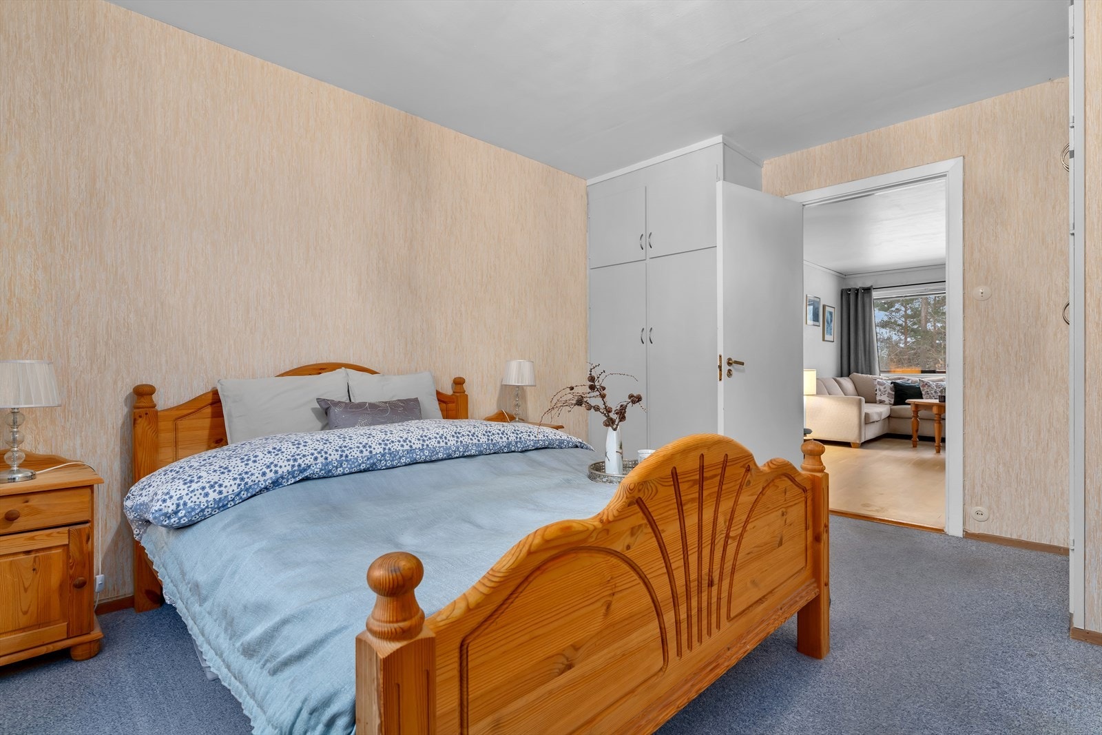 Oppbevaring i originale klesskap. Galleribilde