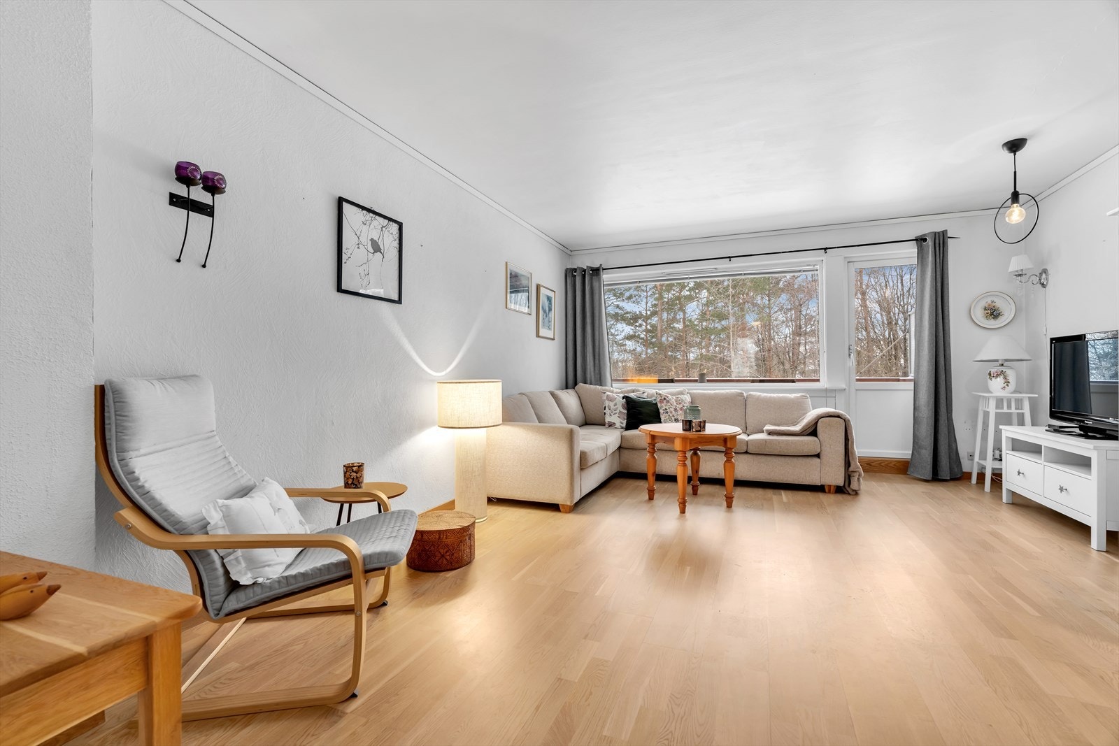 Meget romslig stue med god plass til både stor sofa og spisebordsgruppe. Galleribilde