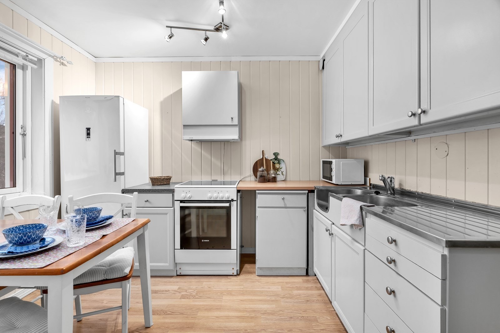 Varmtvannsbereder plassert i kjøkkenskap og er nyere årgang Galleribilde