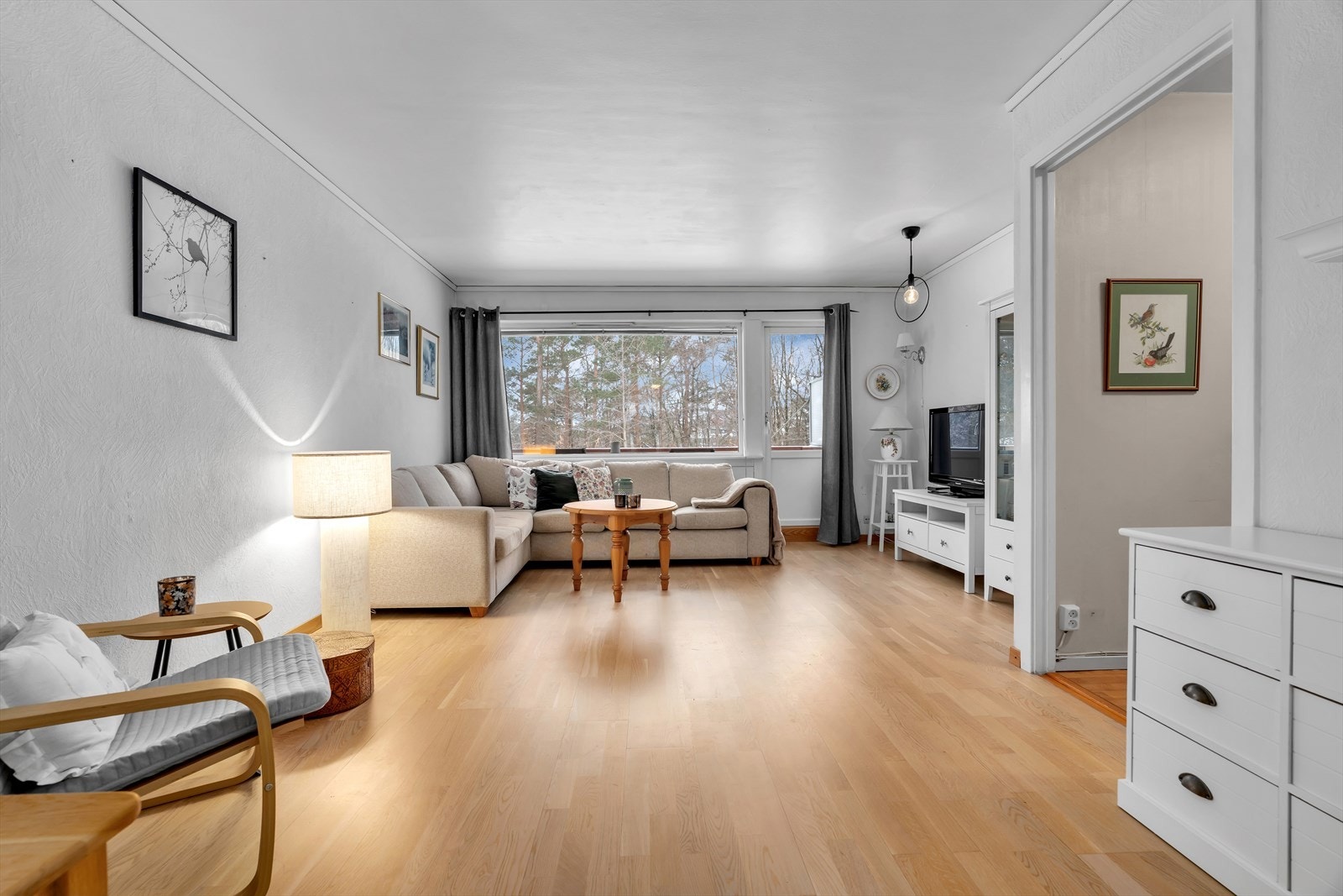 Godt med vindusoverflater og balkongdør i glass, bidrar til at det blir rikelig med naturlig lysinsslipp. Galleribilde