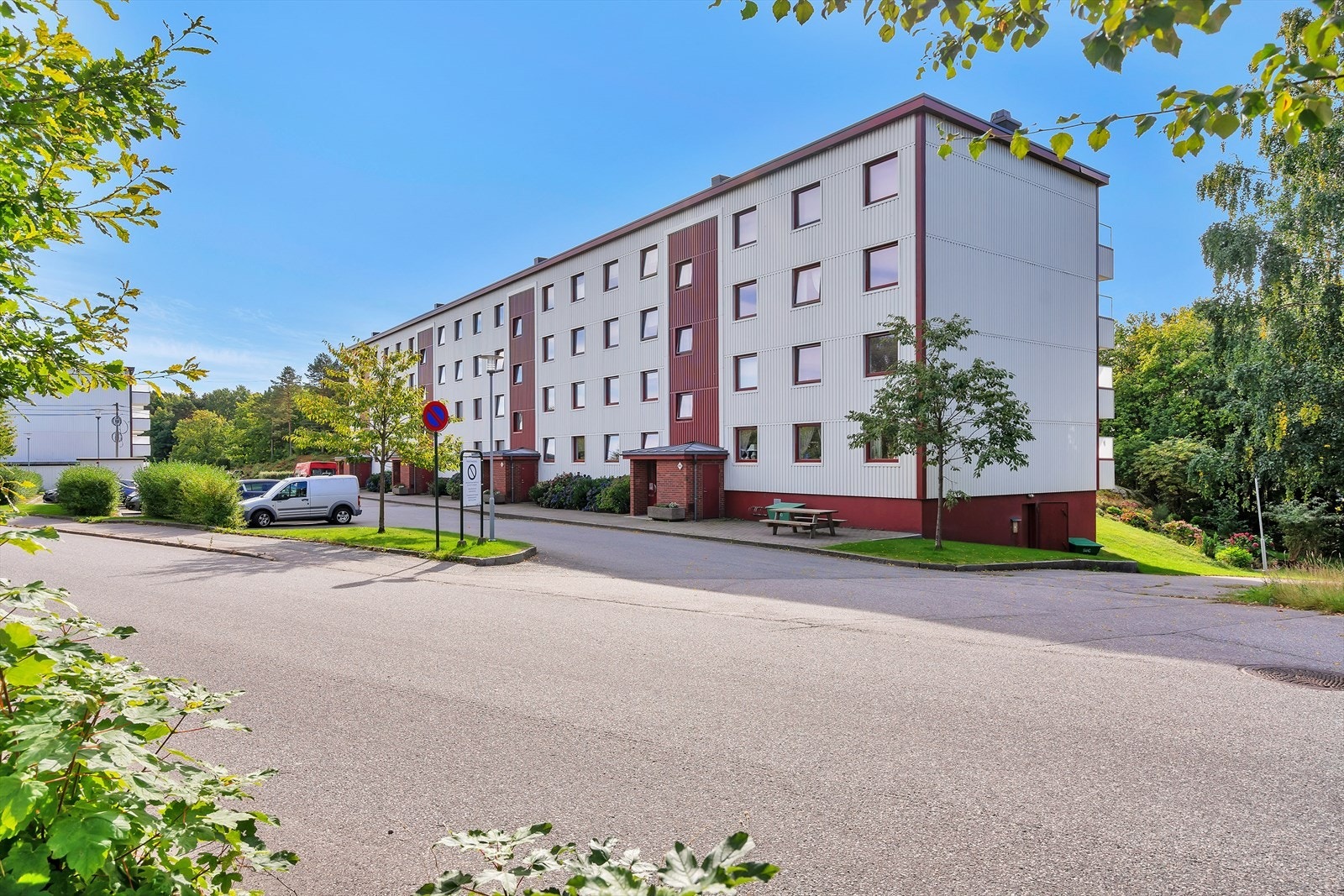 I borettslaget er det mulig å leie parkering ved henvendelse til styret. Borettslaget har installert 3 elbil-ladere. Galleribilde