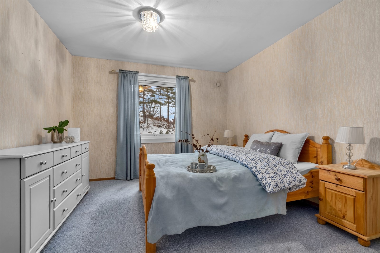 Romslig soverom med god plass til dobbeltseng og øvrig møblering. Galleribilde