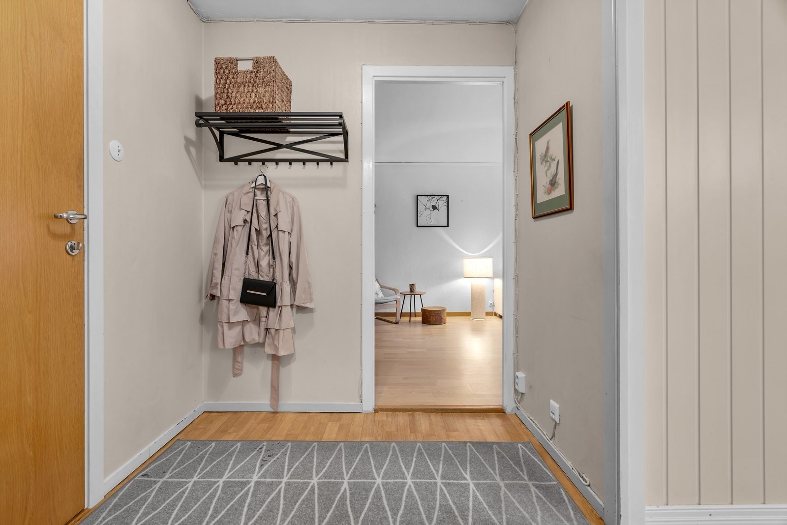 Entreen er romslig med god plass til å henge av seg yttertøy i garderobeskap. Callinganlegg montert på vegg. Galleribilde