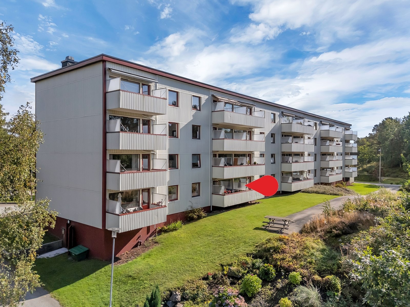 Leiligheten har en pen beliggenhet i 1-etasje i et populært og veletablert borettslag. Med en sentral beliggenhet i Vågsbygd med gangavstand til det meste og kort til buss trenger du ikke bil. Galleribilde