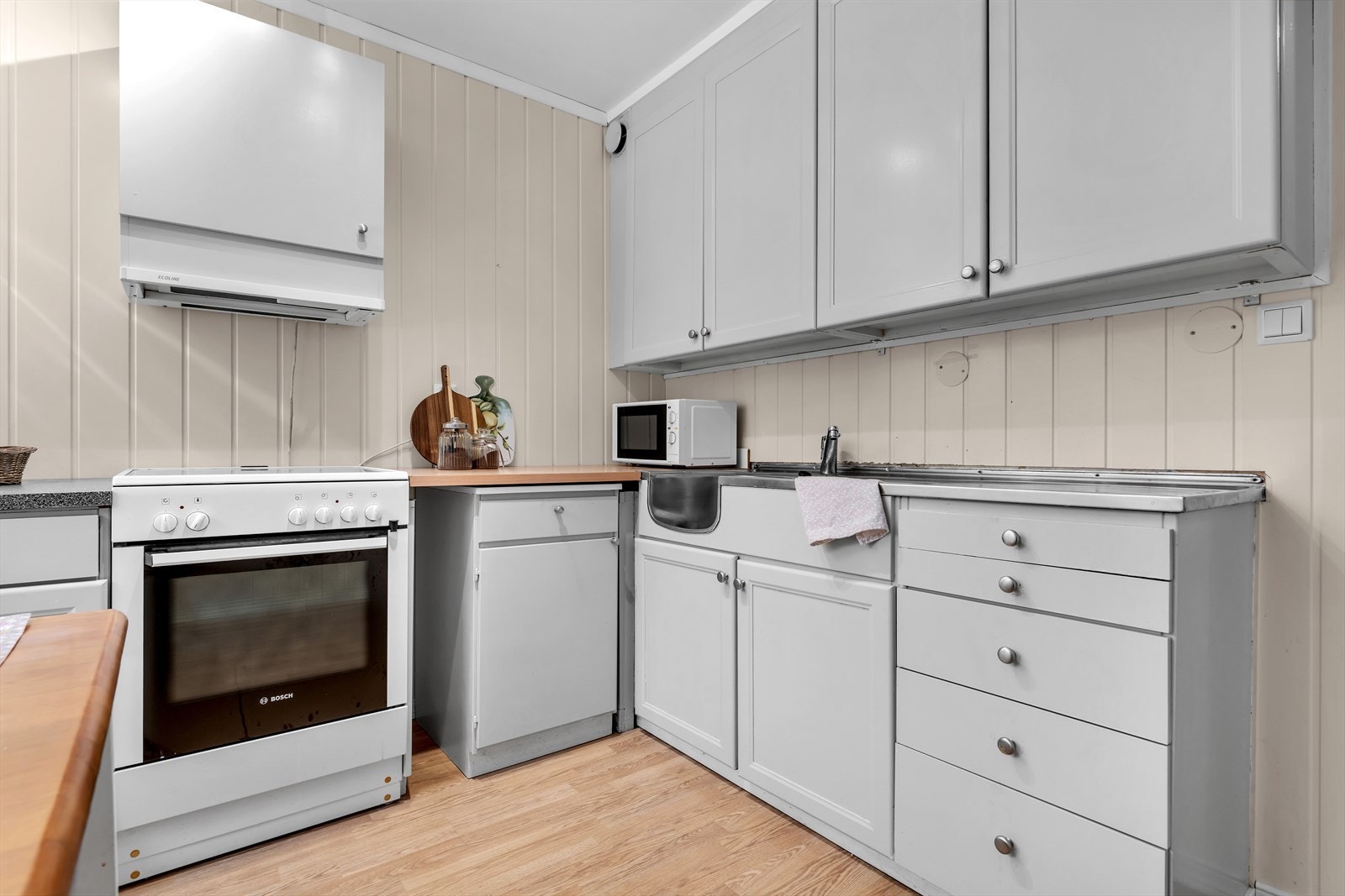 Av innhold kan det nevnes ventilator med kullfilter, stekeovn, kjøleskap med frysedel samt et fryseskap som medfølger salget. Galleribilde