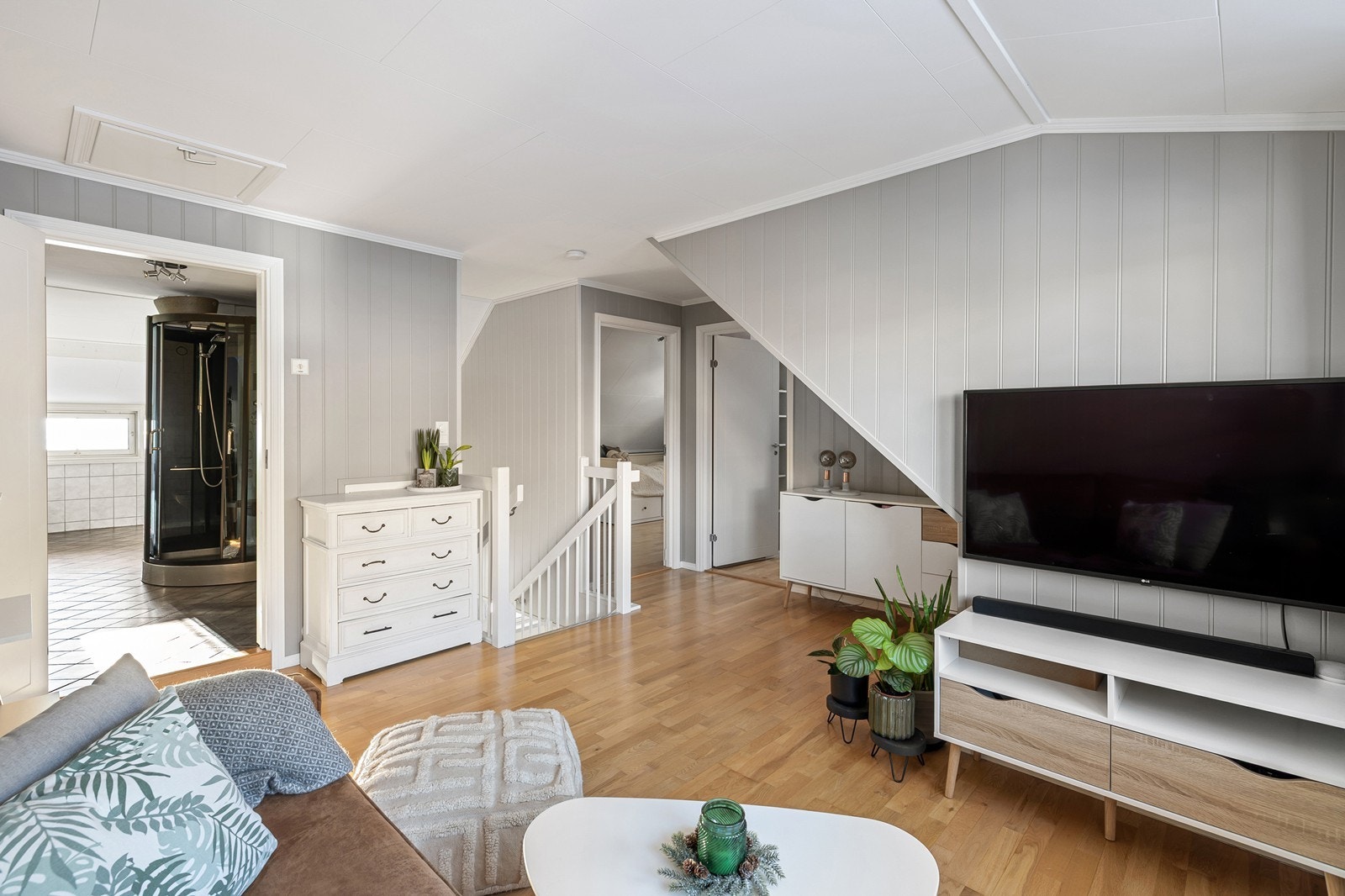 Fra trappen kommer man opp til en lys stue. Galleribilde