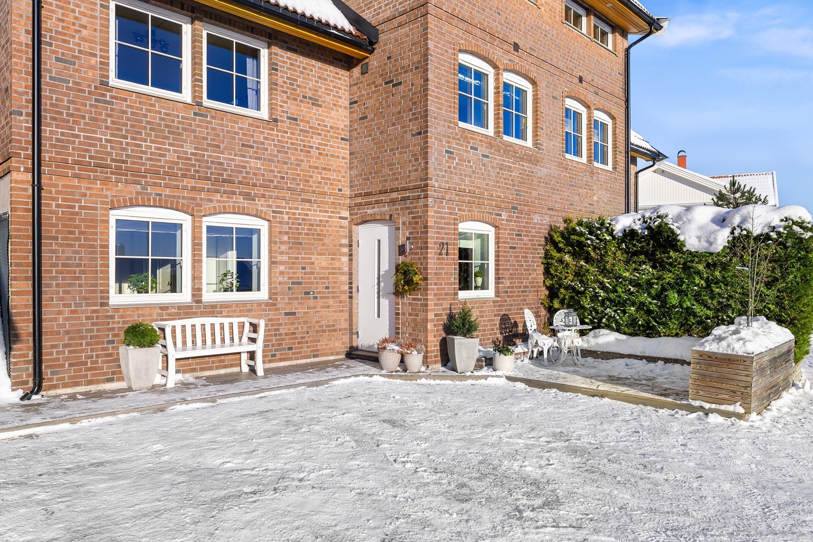 Boligens hovedinngang er i underetasjen. Galleribilde