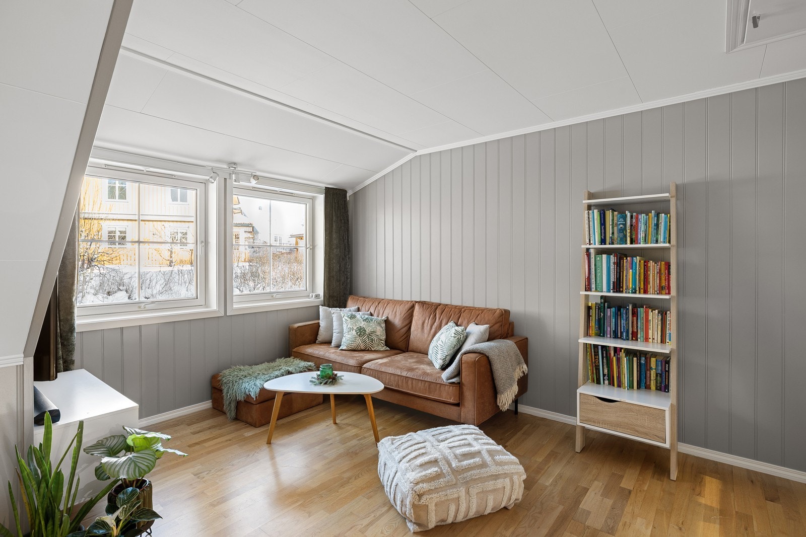 Her er det plass til sofa og tv-seksjon, perfekt når barna tar med seg venner hjem! Galleribilde