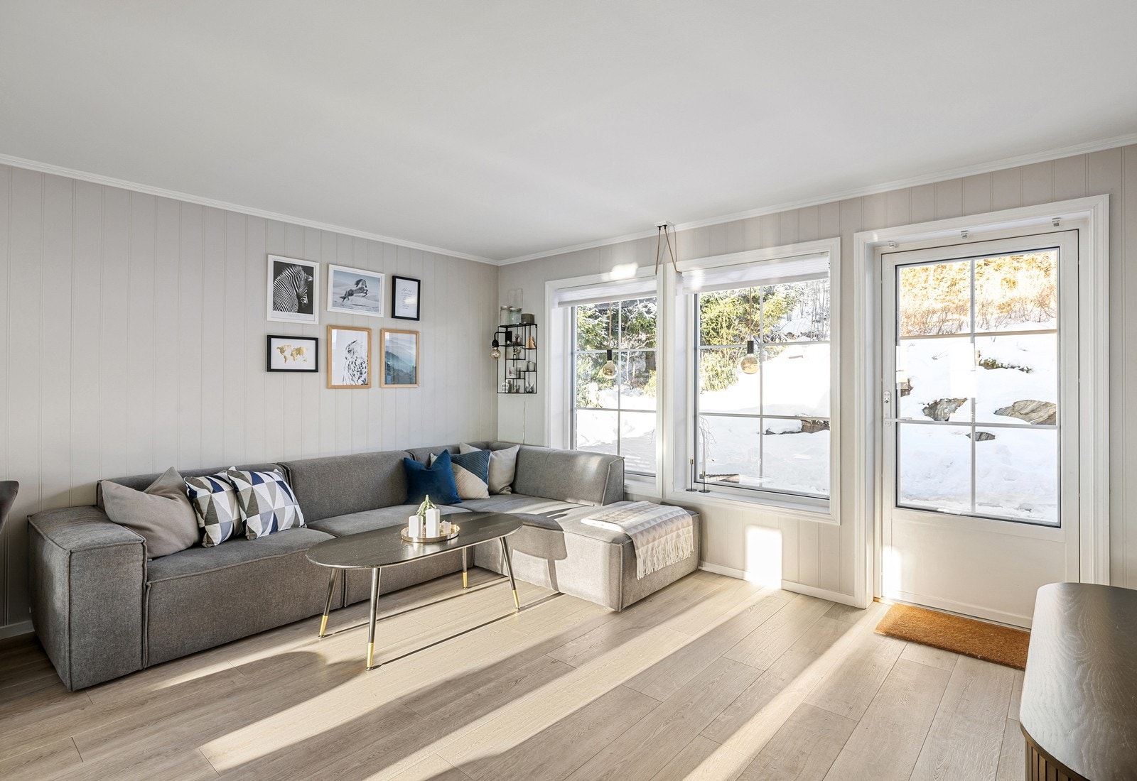 I den ene delen av stuen er det god plass til sofaseksjon og tv-møbel. Galleribilde