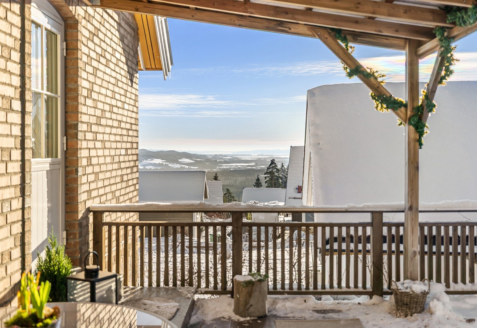 Dette er en familievennlig halvpart tomannsbolig, over tre innholdsrike plan. Galleribilde