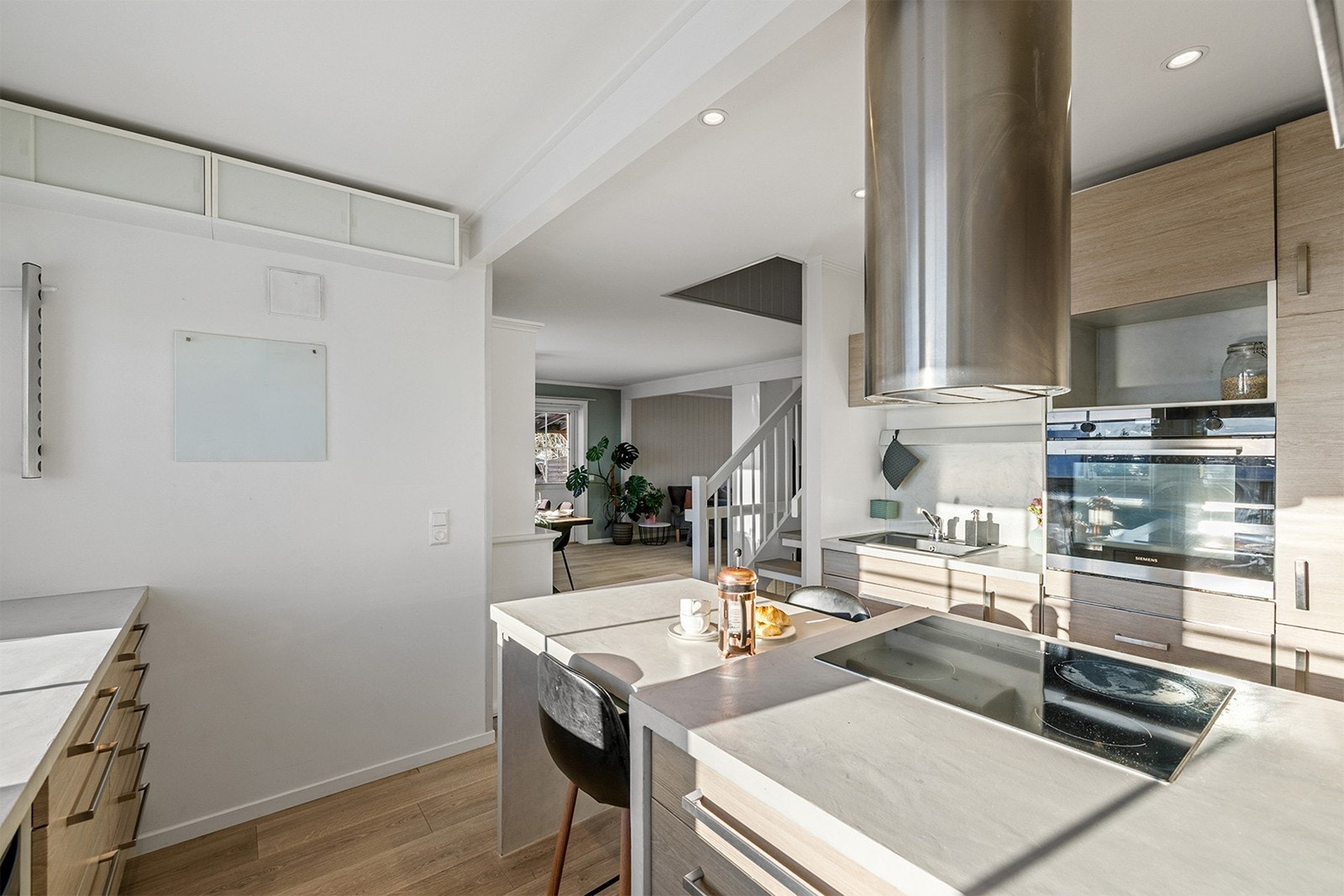 Kjøkkenet ligger i delvis åpen løsning mot stuen. Galleribilde