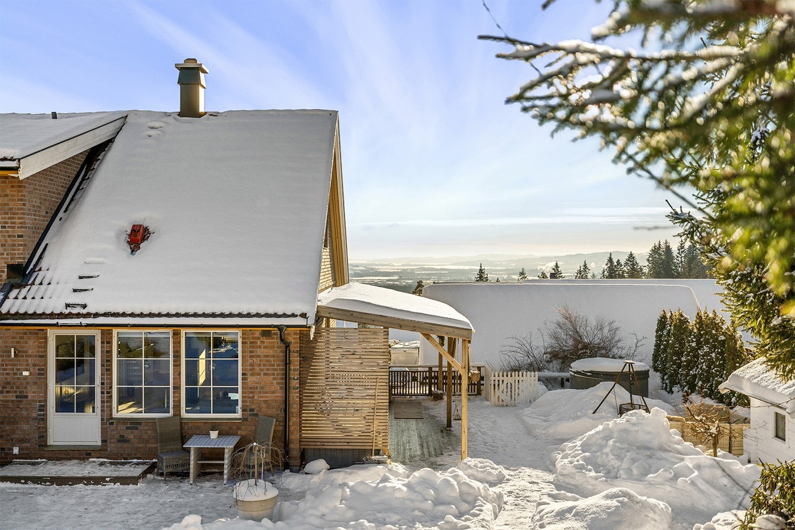 Her ute er det plass til mange sittegrupper, samt grill. Galleribilde