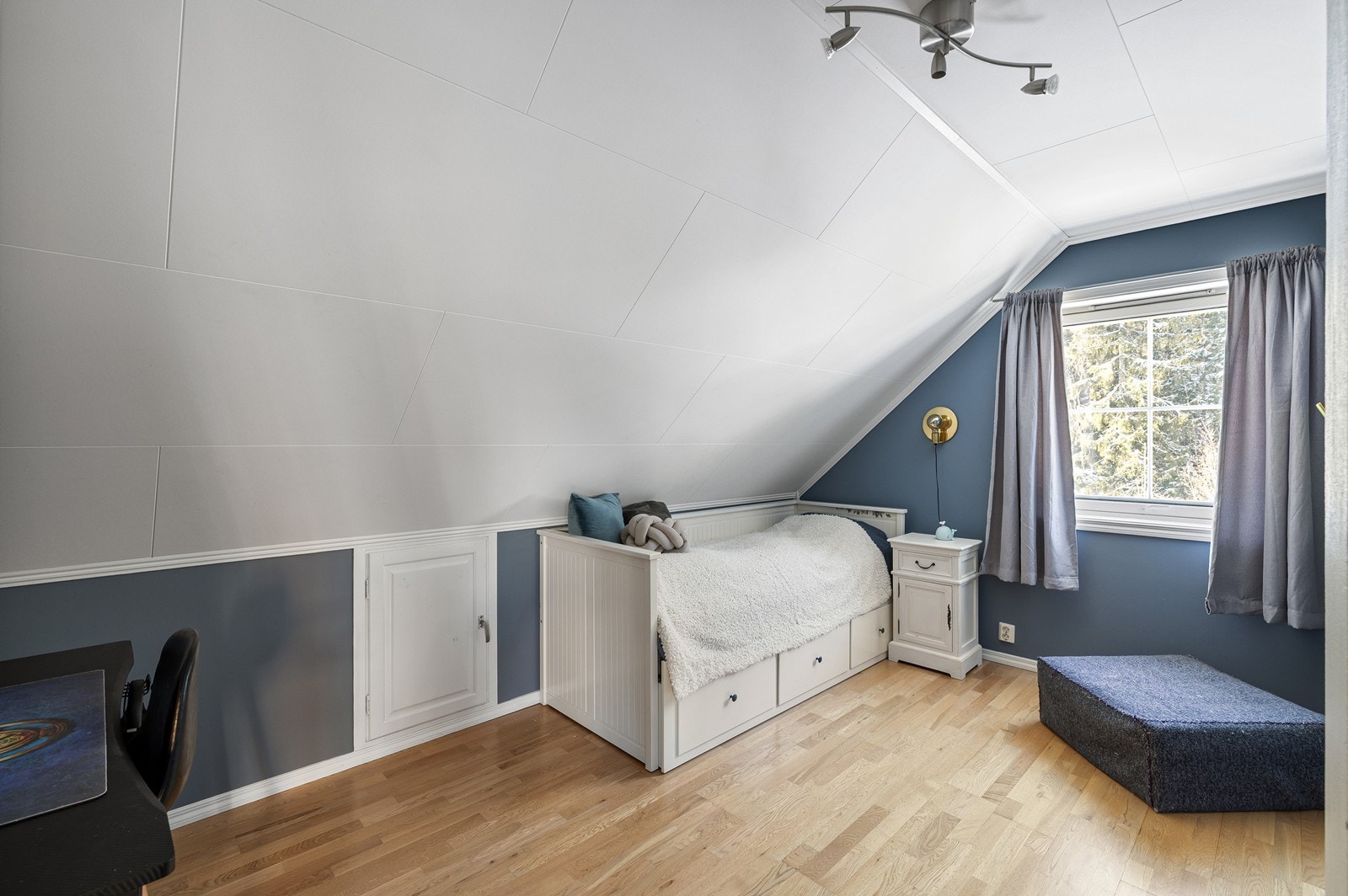 Fra stuen er det inngang til to soverom. Soverommene i etasjen fungerer ypperlig som barnerom, gjesterom eller kontor - her er mulighetene mange. Galleribilde