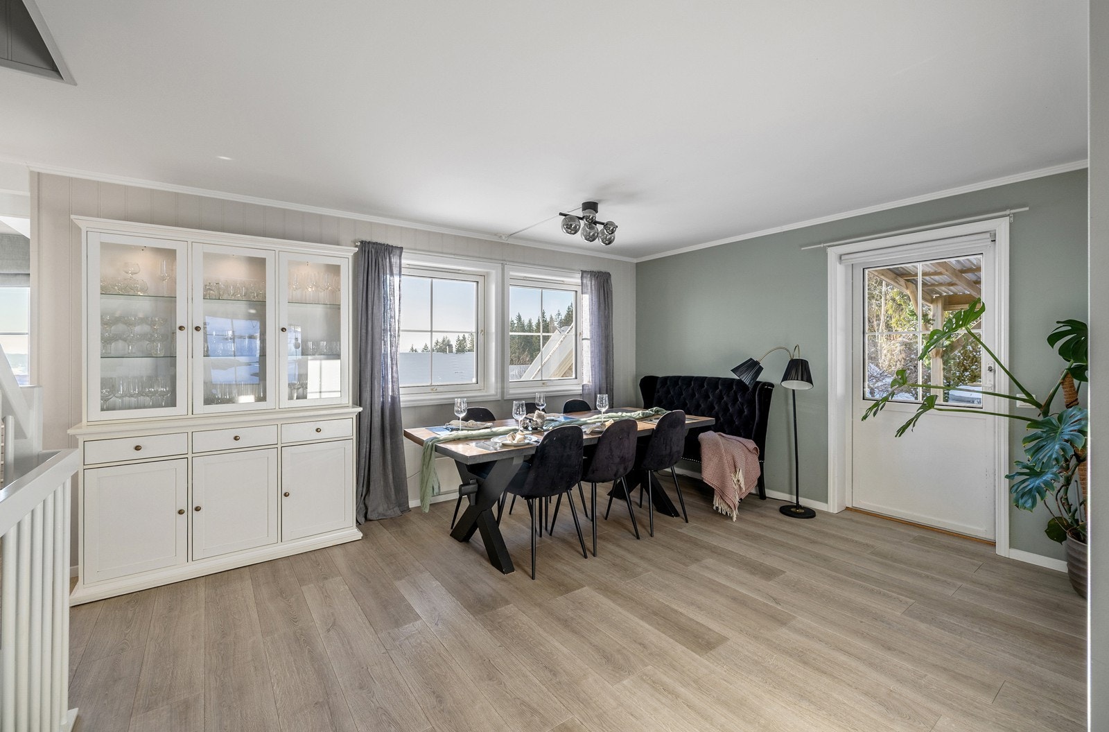 I den andre enden er det naturlig plass til stort spisebord. Galleribilde