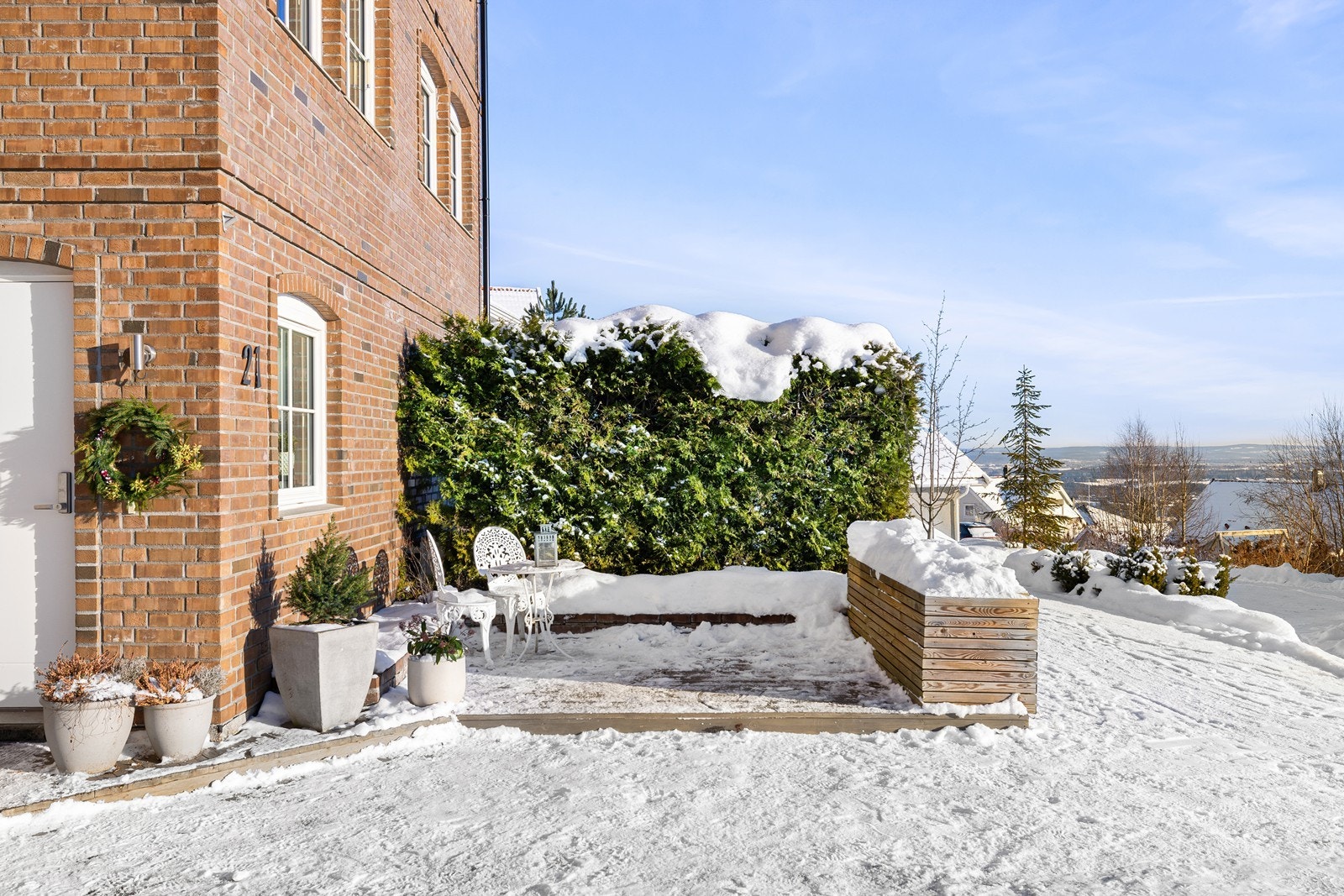 Utenfor inngangsdøren er det etablert en hyggelig uteplass, med rom for stoler og bord. Galleribilde