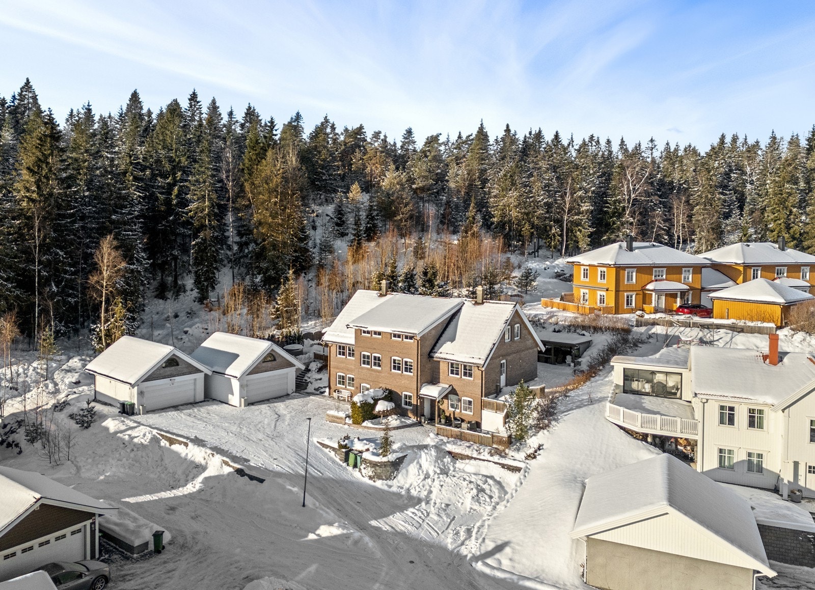 Boligen ligger flott til på feltet, med skogen som nærmeste nabo. Galleribilde