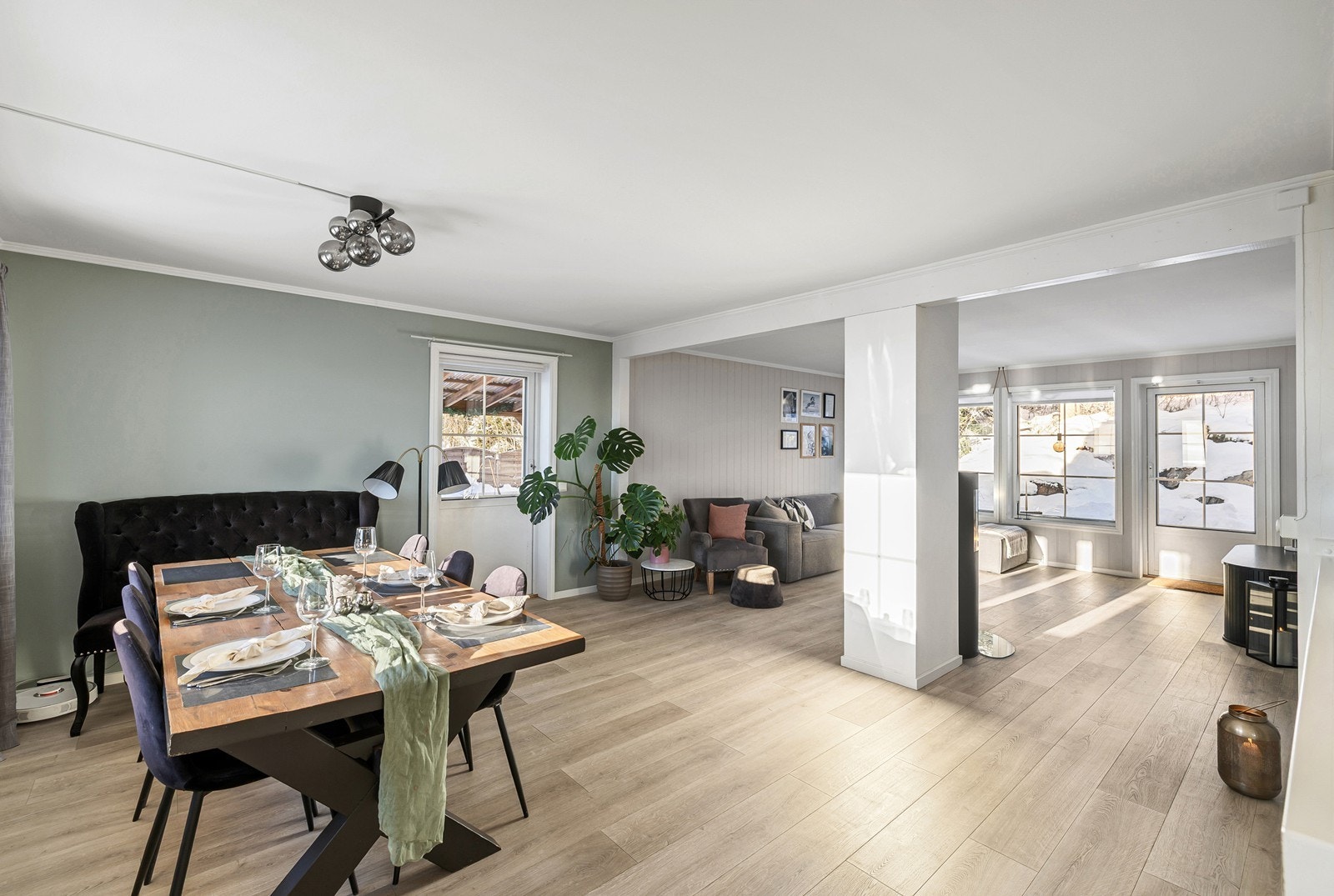 Stuen i 1. etasje er av svært generøs størrelse. Galleribilde