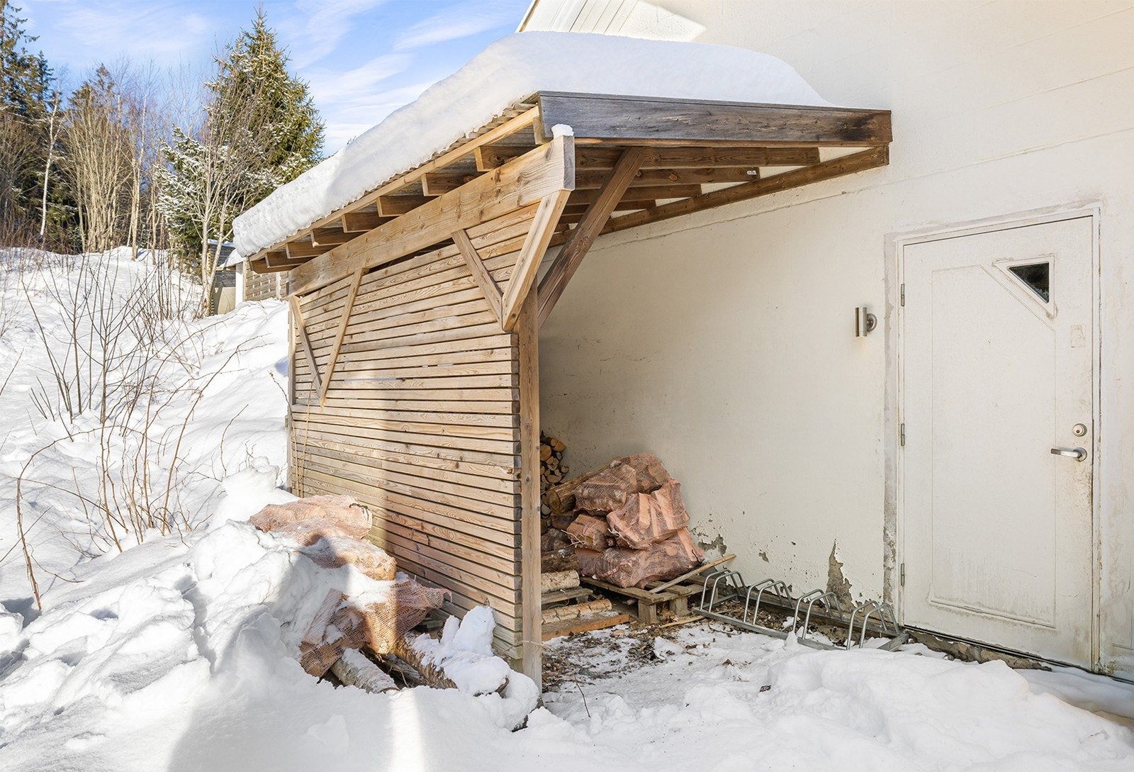 Det er blitt bygget vedbod utenfor garasjen. Galleribilde