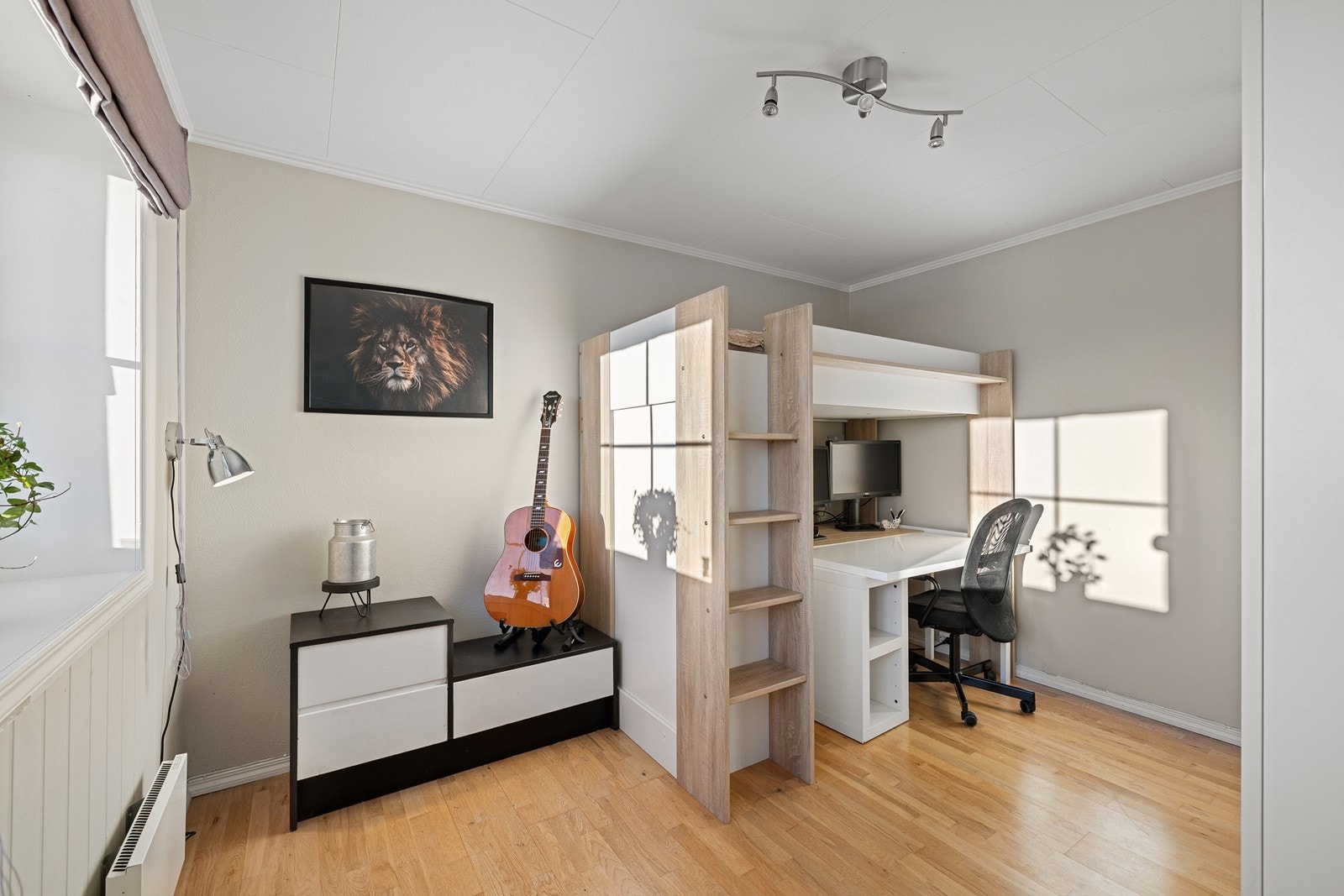 Underetasjen har ett godkjent soverom. Rommet har plass til seng, nattbord, garderobeløsning og evt. skrivebord. Galleribilde