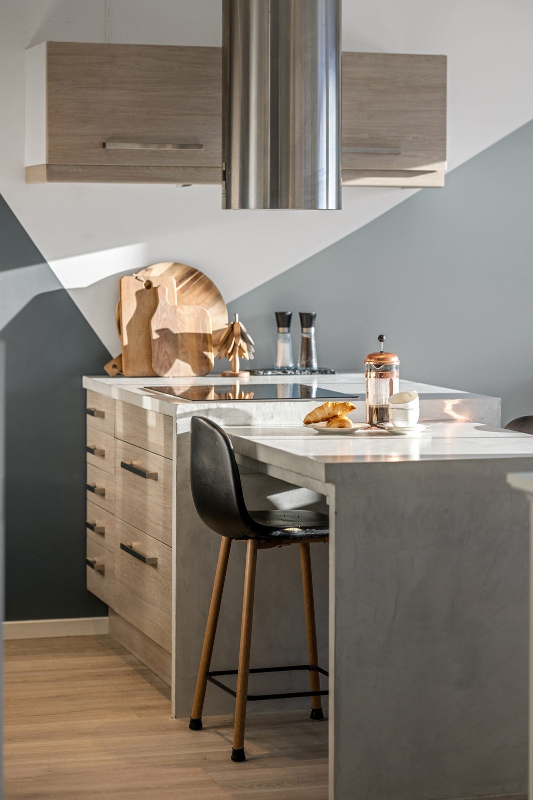 Den smarte barløsningen gir ekstra benkeplass, samt plass til barstol. Galleribilde