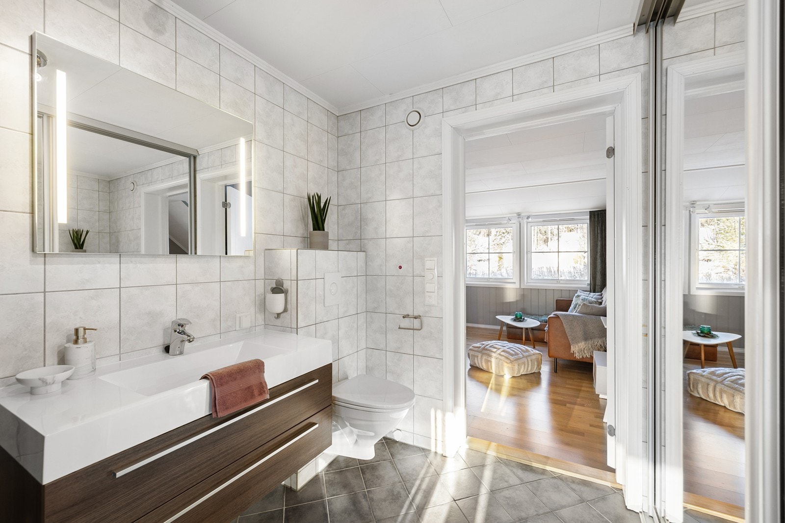 Det er tilkoblet et vannklosett, og rommet har mekanisk avtrekk. Galleribilde