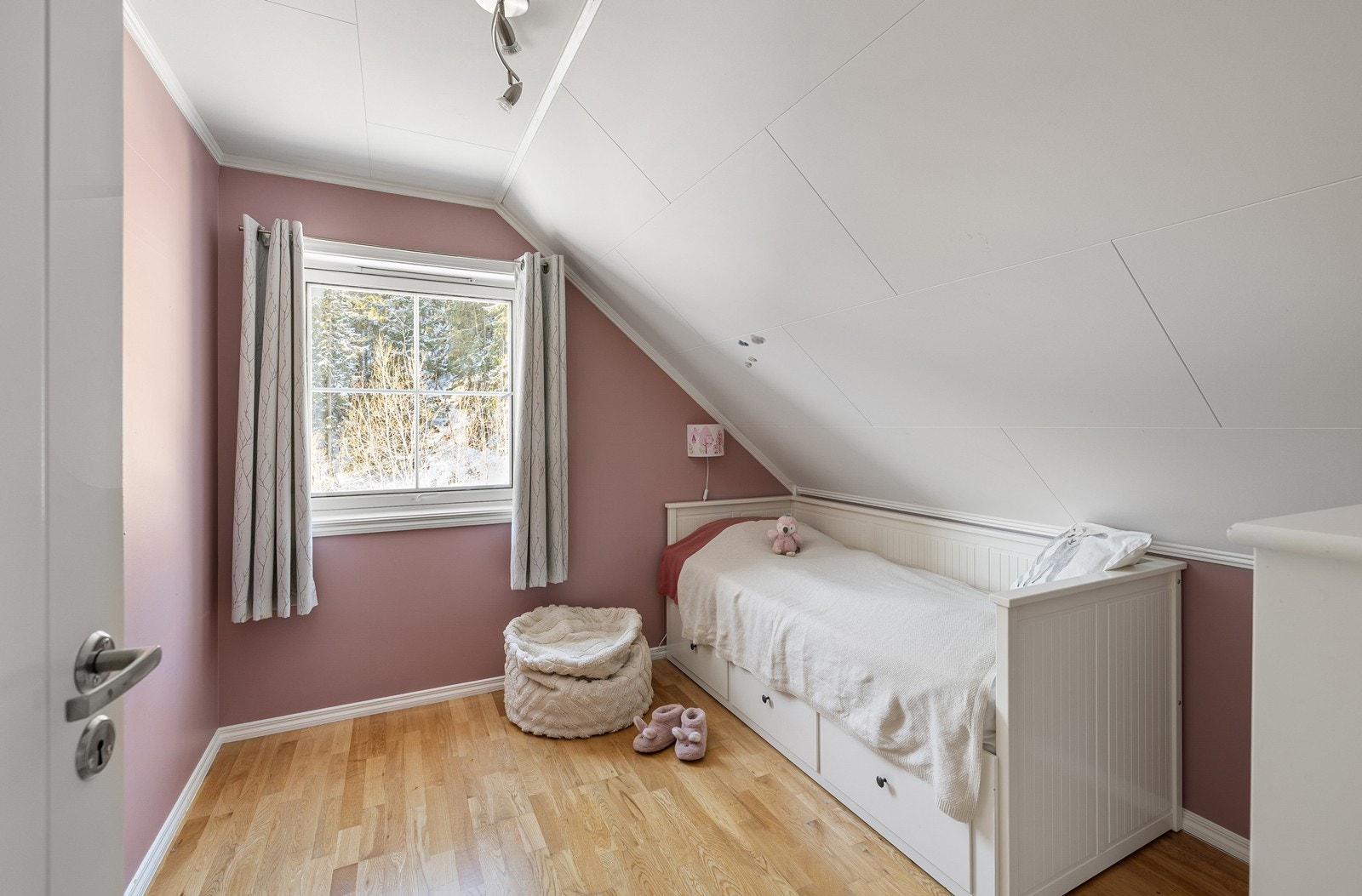 Rommene har plass til seng, nattbord, garderobeløsning og evt. skrivebord. Galleribilde