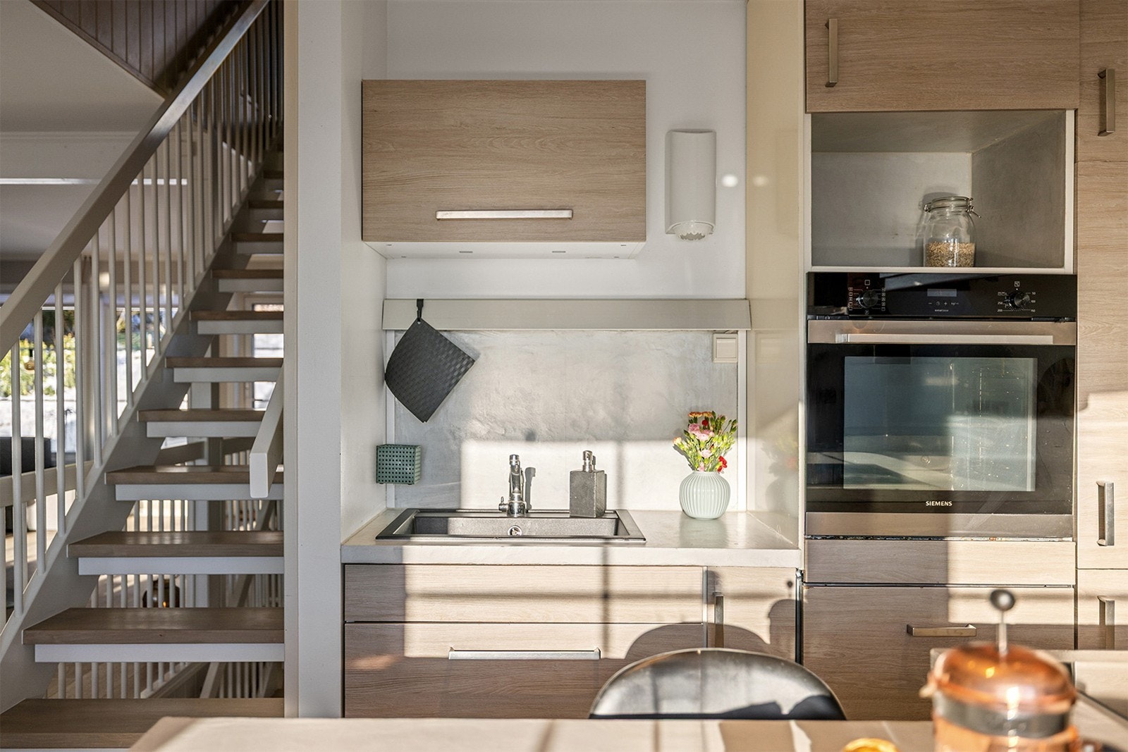 Det er montert en integrert oppvaskmaskin, kombiskap, stekeovn og nedfelt platetopp, samt tilkoblet en ventilator over kokeplassen. Galleribilde