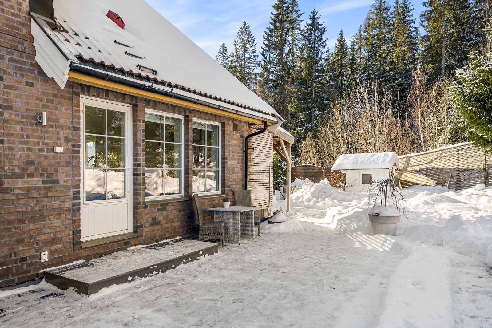 Fra terrassen er det videre utgang til hagen - her er det rikelig med boltreplass for store og små! Galleribilde