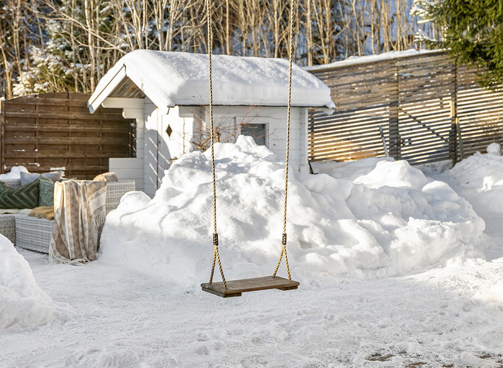 I hagen er det god plass til lek, avslapning og sammenkomster. Galleribilde