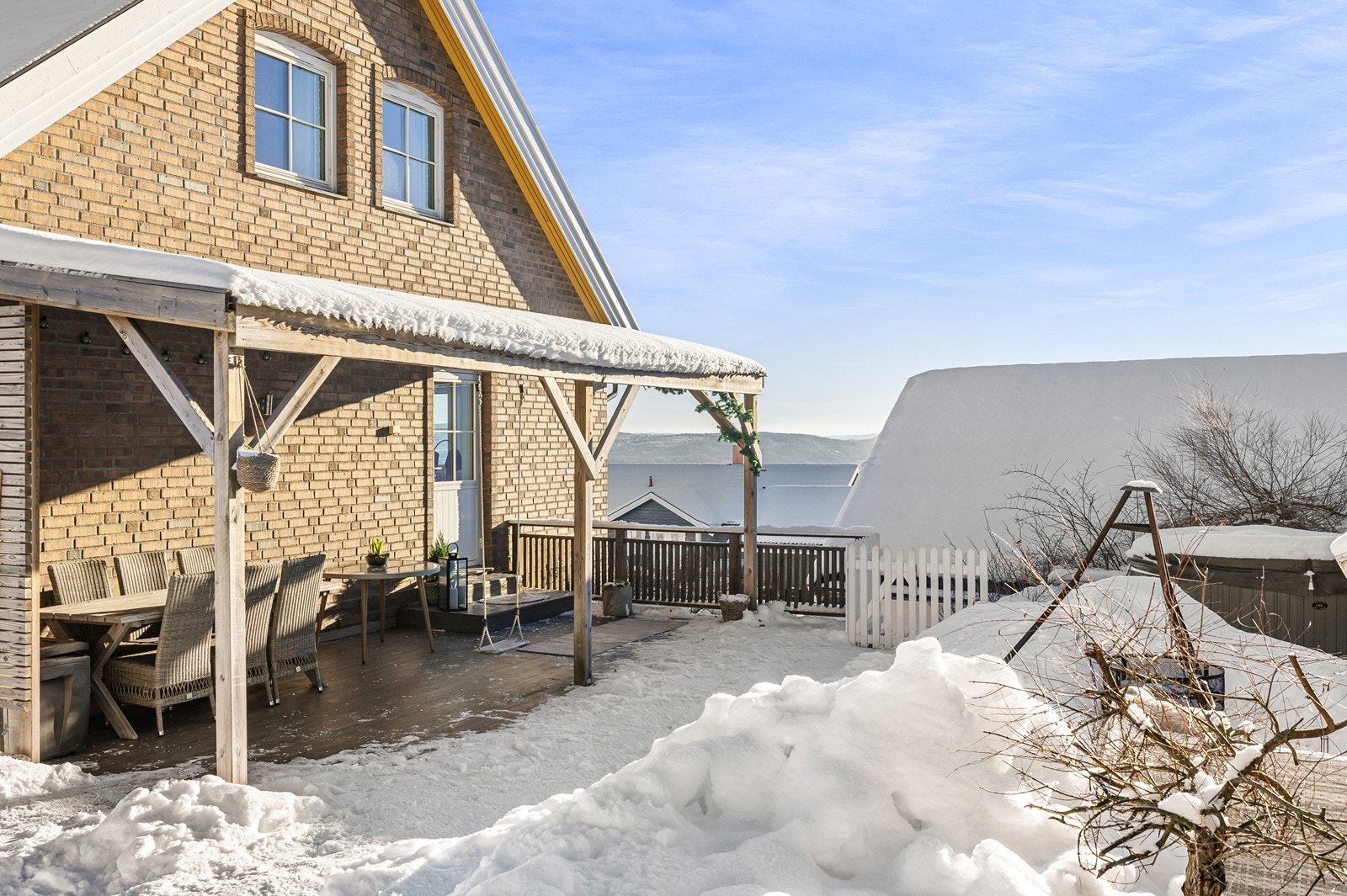 Fra stuen er det utgang til en herlig hjørneterrasse på hele 100 m². Galleribilde