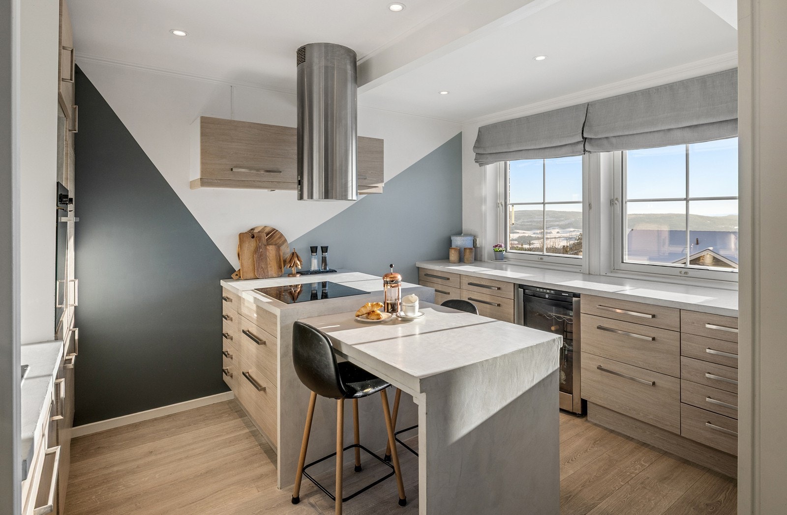 Boligens kjøkken er godt utnyttet, med mye benk- og skapplass! Galleribilde