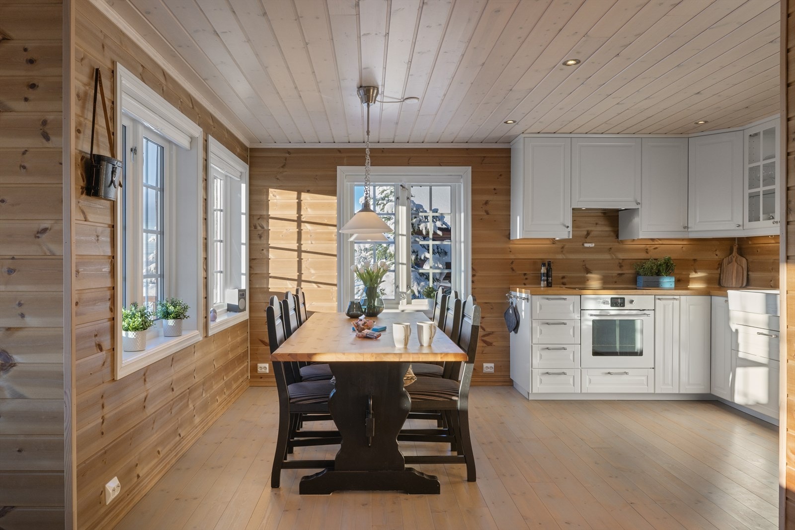 Kjøkkenet ligger i en fin løsning mot spisestuen. Galleribilde