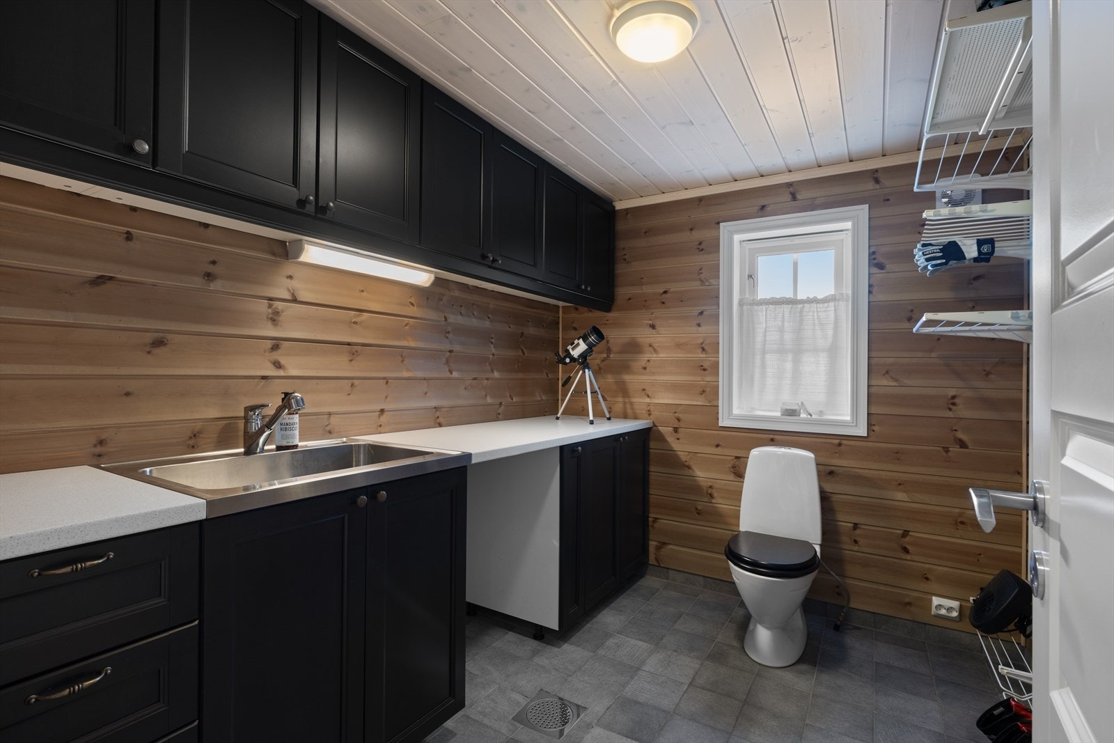 Hytta har et praktisk vaskerom rett ved entreen. Galleribilde